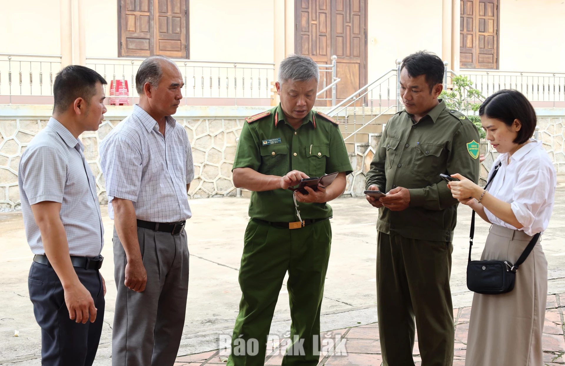 Lực lượng Công an xã Hòa Hiệp hướng dẫn Hội đồng Giáo xứ Kim Phát cách truy cập, sử dụng các ứng dụng để giải quyết thủ tục hành chính.