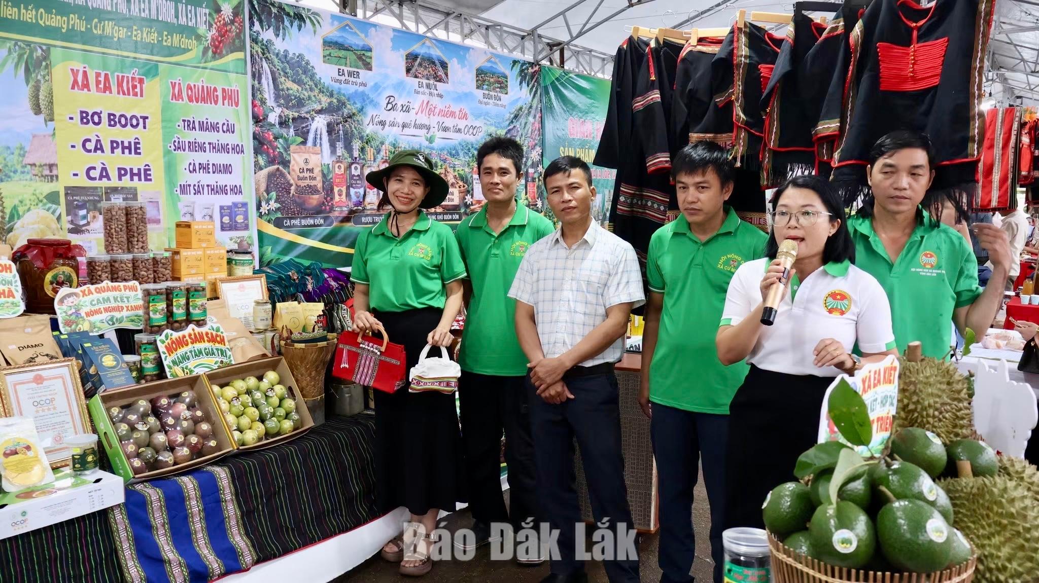 Nông dân tại các sản phường tự giới thiệu sản phẩm của mình tại chương trình.