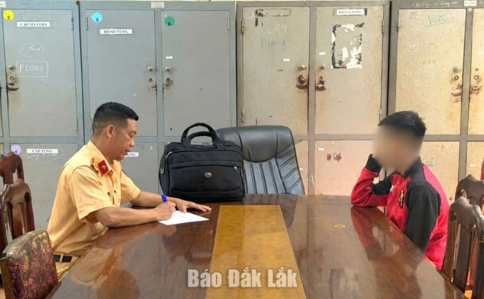 Xử lý thiếu niên điều khiển xe mô tô “bốc đầu” trên đường