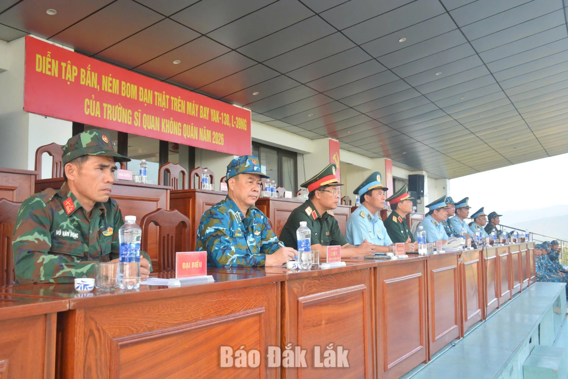 Các đại biểu theo dõi buổi diễn tập.