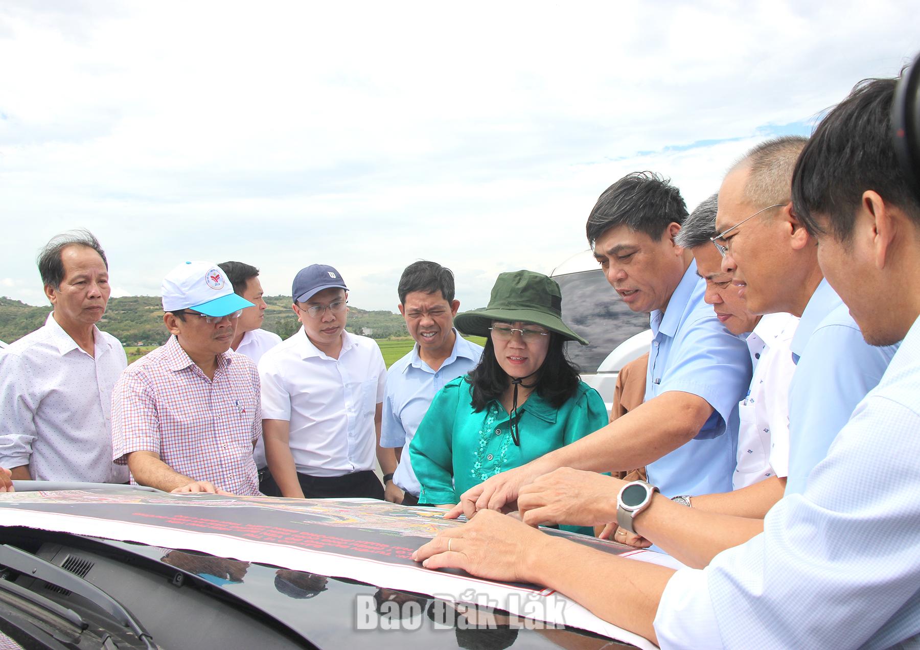 Ủy viên Ban Thường vụ Tỉnh ủy, Phó Chủ tịch Thường trực UBND tỉnh Hồ Thị Nguyên Thảo kiểm tra tiến độ giải phóng mặt bằng theo Chiến dịch 45 ngày đêm trên tuyến đường bộ ven biển. Ảnh: Hồ Như
