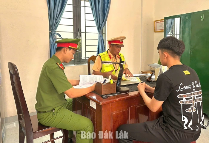 Xử phạt người giao xe trong vụ thiếu niên lái xe bằng… 2 chân tại phường Phú Yên