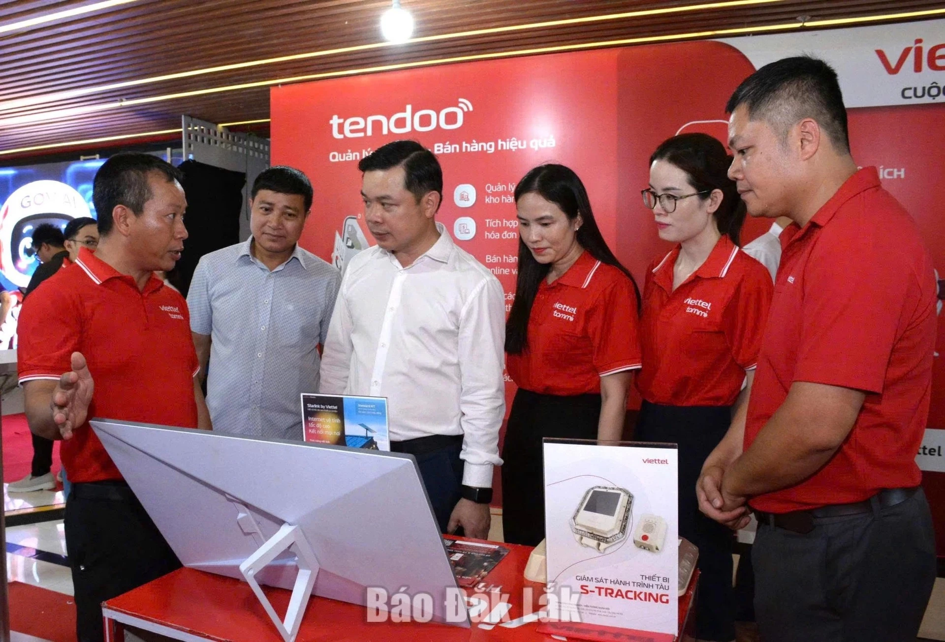 Alternate Member of the Party Central Committee, Deputy Secretary of the Provincial Party Committee and PPC Chairman, comrade Do Huu Huy discussing digital transformation with enterprises.