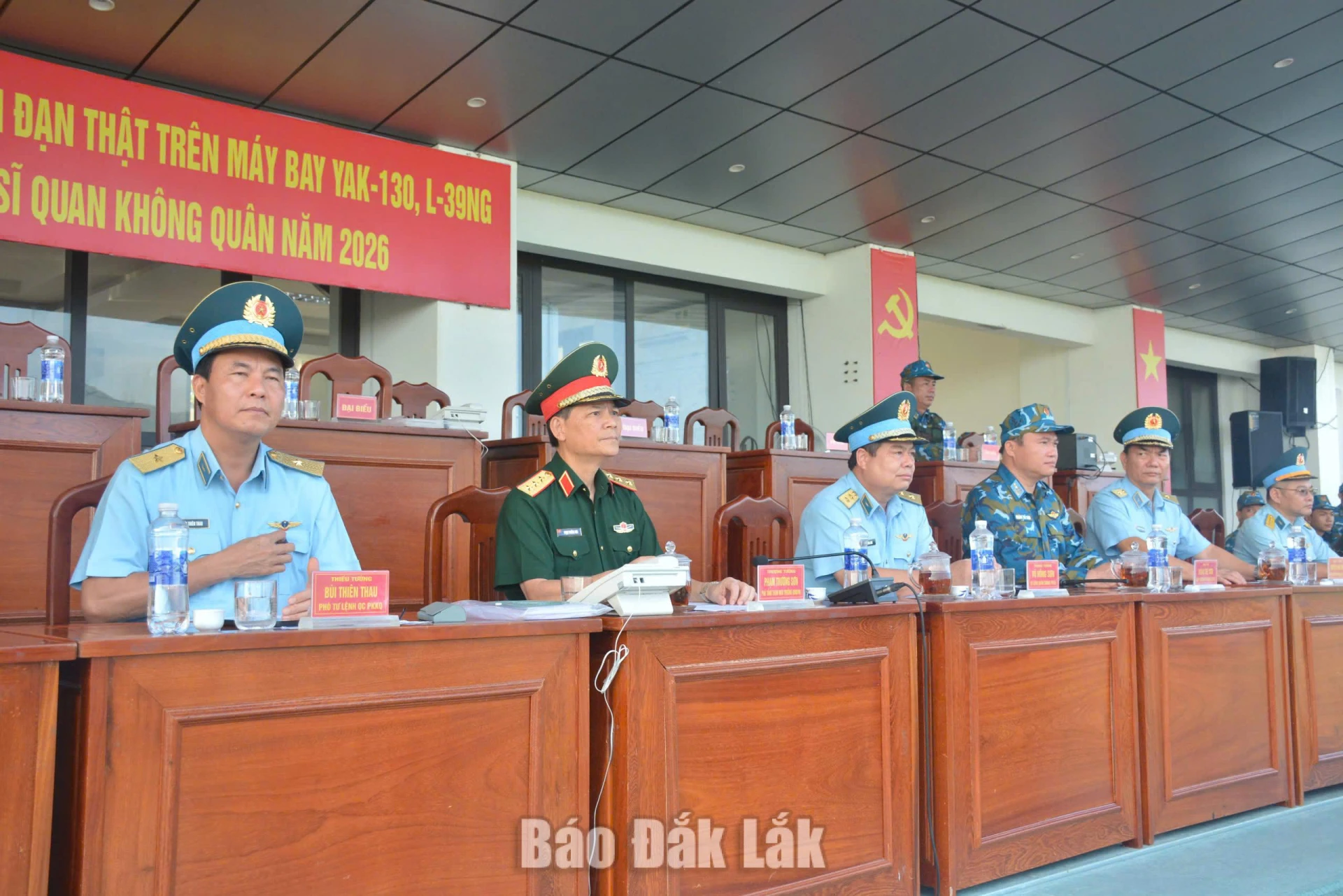 Thượng tướng Phạm Trường Sơn, Phó Tổng Tham mưu trưởng (thứ 2 từ trái sang) quan sát buổi diễn tập.