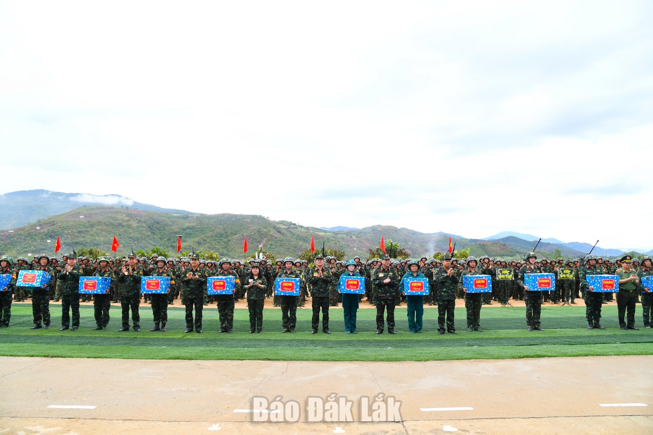 Lãnh đạo Quân khu 5 và tỉnh tặng quà động viên các đơn vị tham gia diễn tập.