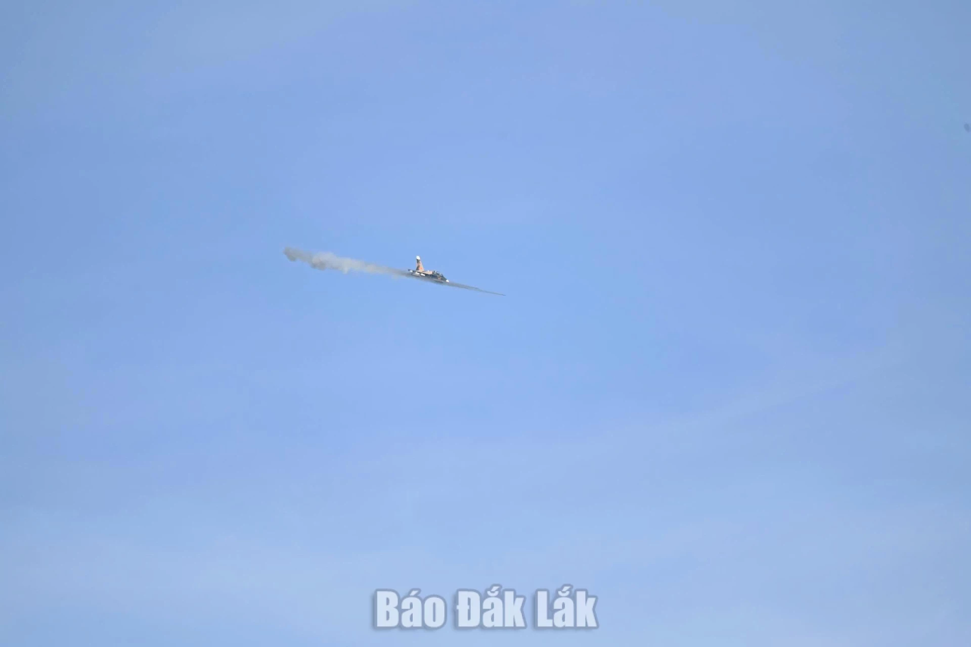 Máy bay Yak-130 thực hiện bắn rốc két vào mục tiêu mặt đất.