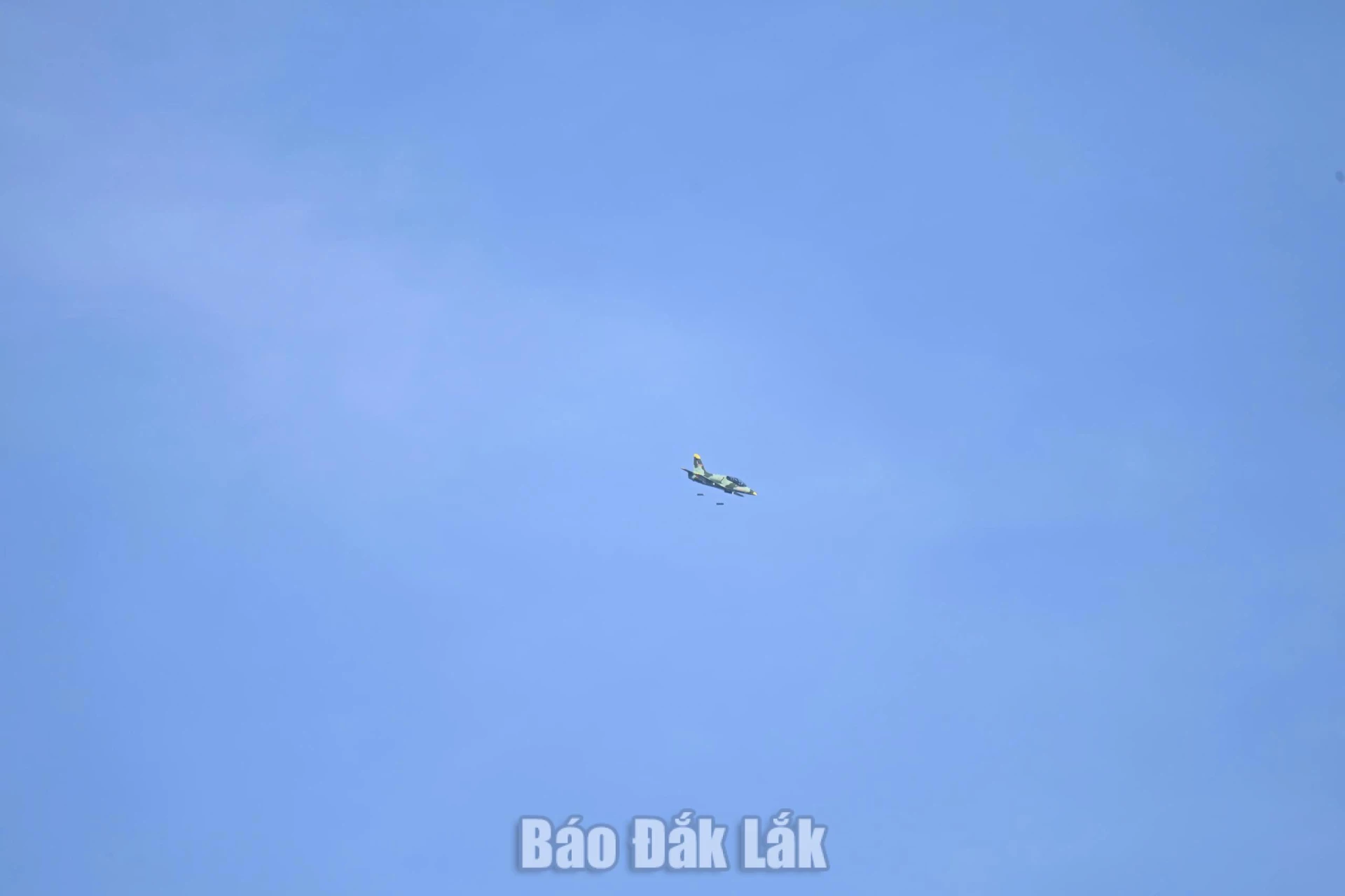 Máy bay L-39NG thực hiện ném bom mục tiêu mặt đất.