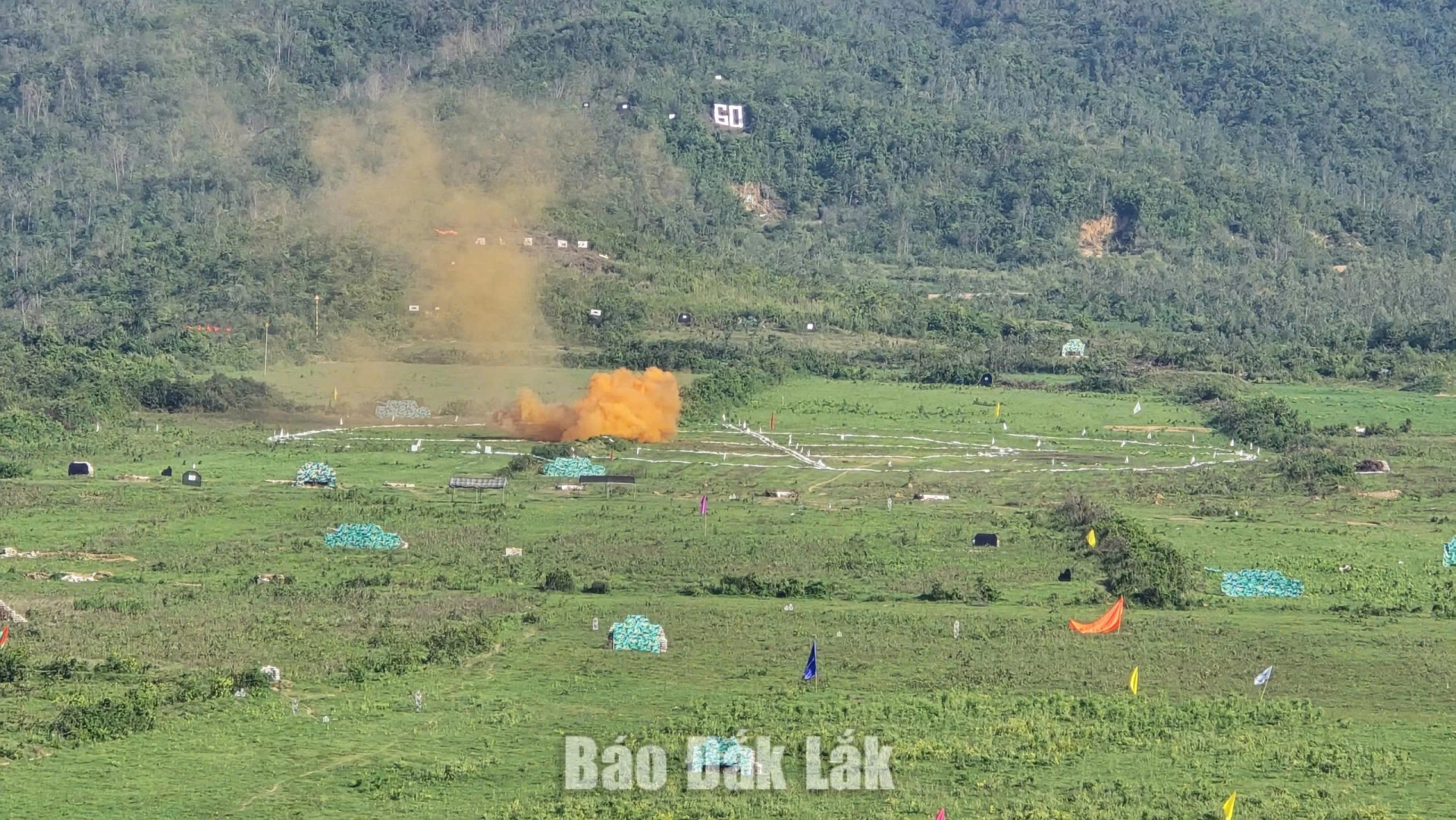 Bom trúng mục tiêu.