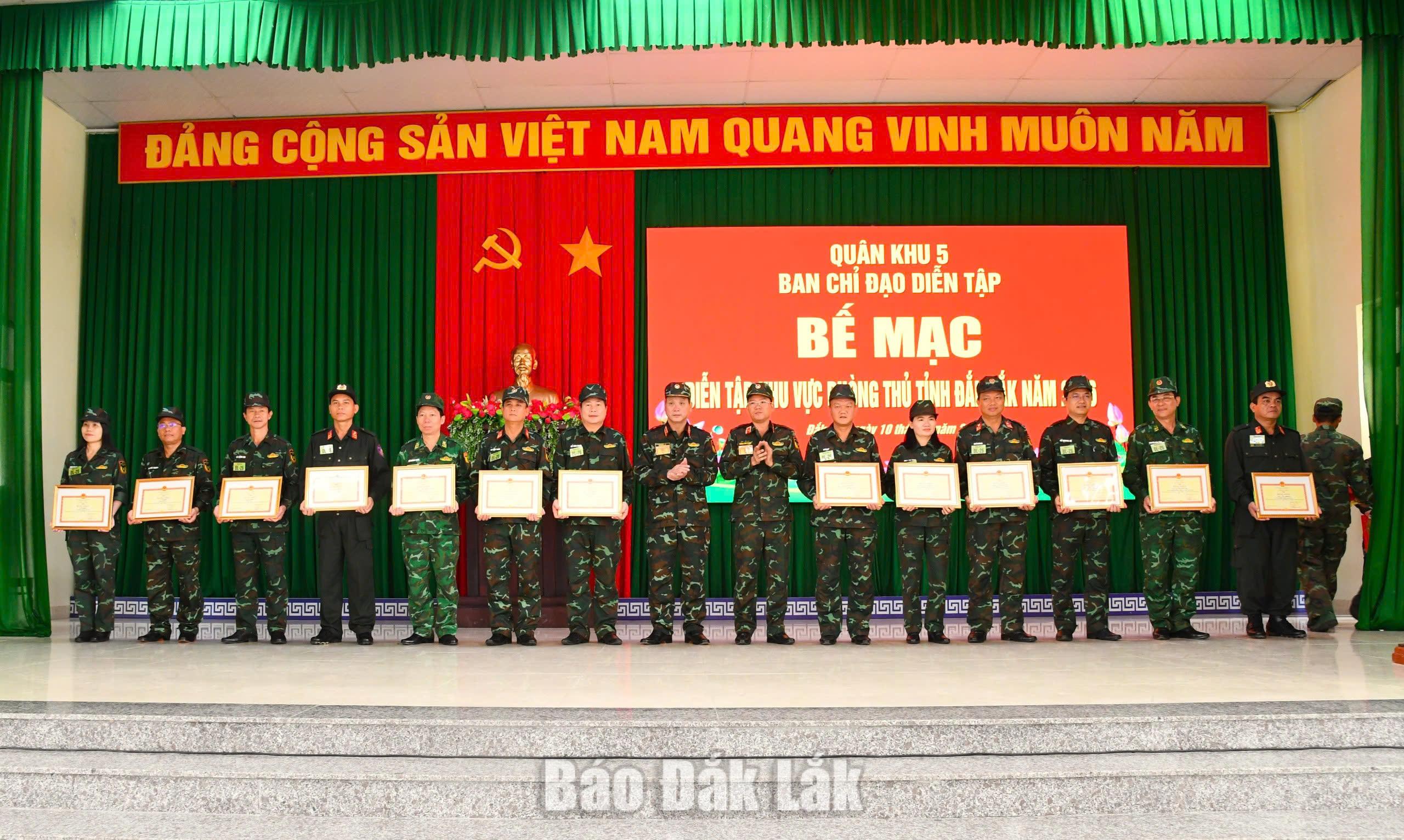 Lãnh đạo Tư lệnh Quân khu 5 tặng bằng khen cho các tập thể, cá nhân có thành tích xuất sắc trong tham gia diễn tập KVPT tỉnh Đắk Lắk năm 2026.