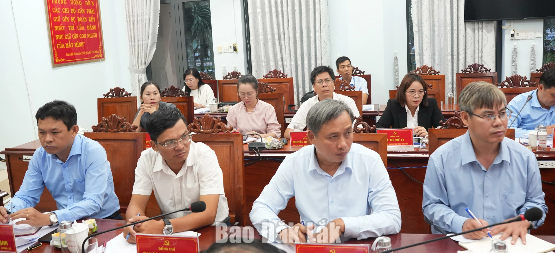 Các đồng chí Bí thư Đảng ủy, Chủ tịch HĐND các xã dự buổi làm việc.