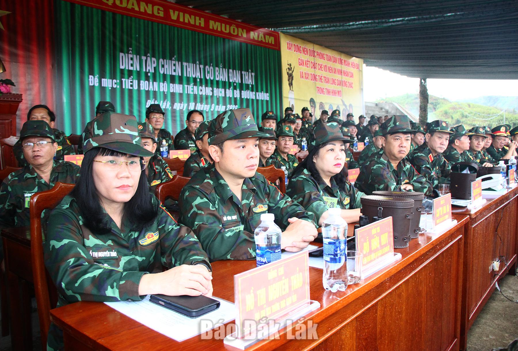 Các đại biểu theo dõi thực binh Diễn tập chiến thuật có bắn đạn thật.