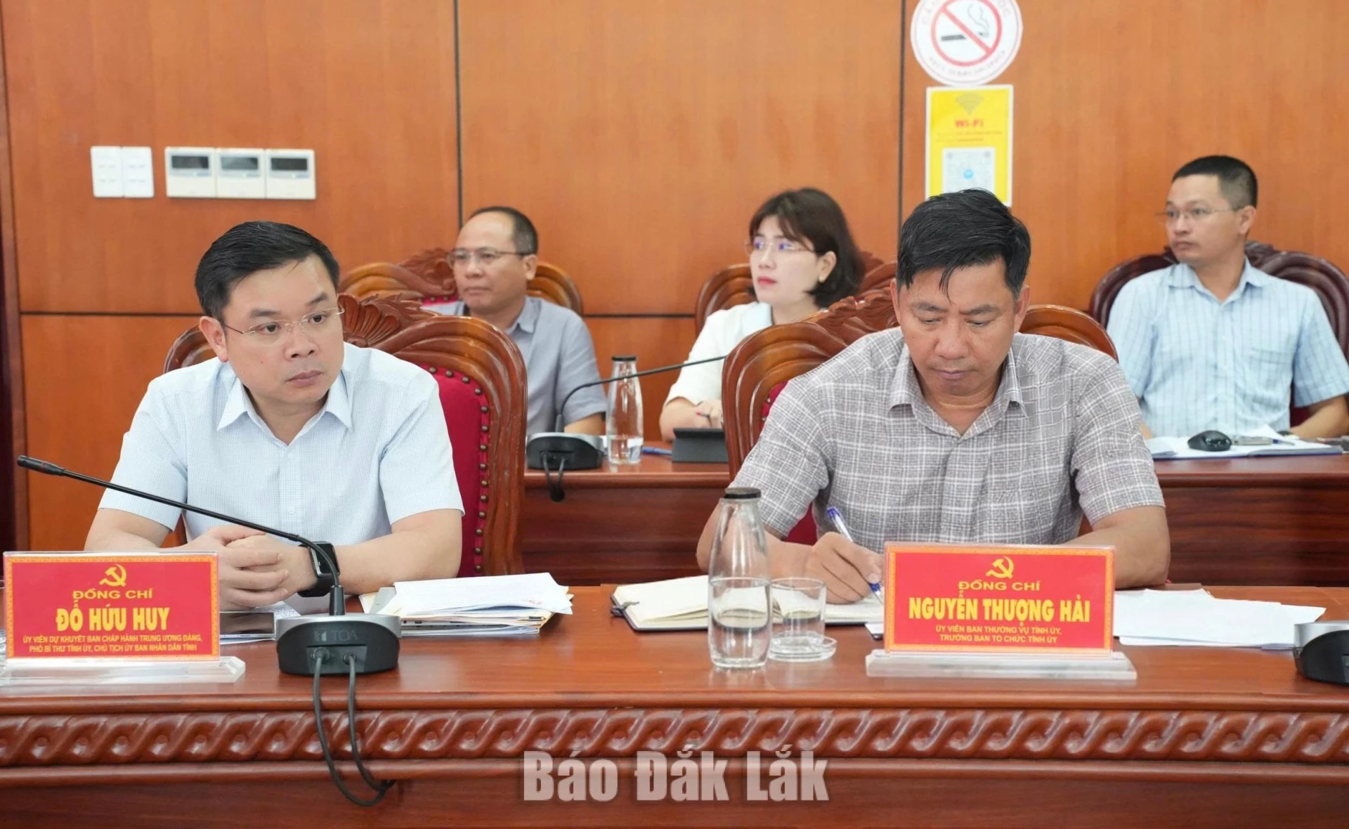 Các đại biểu dự cuộc họp.