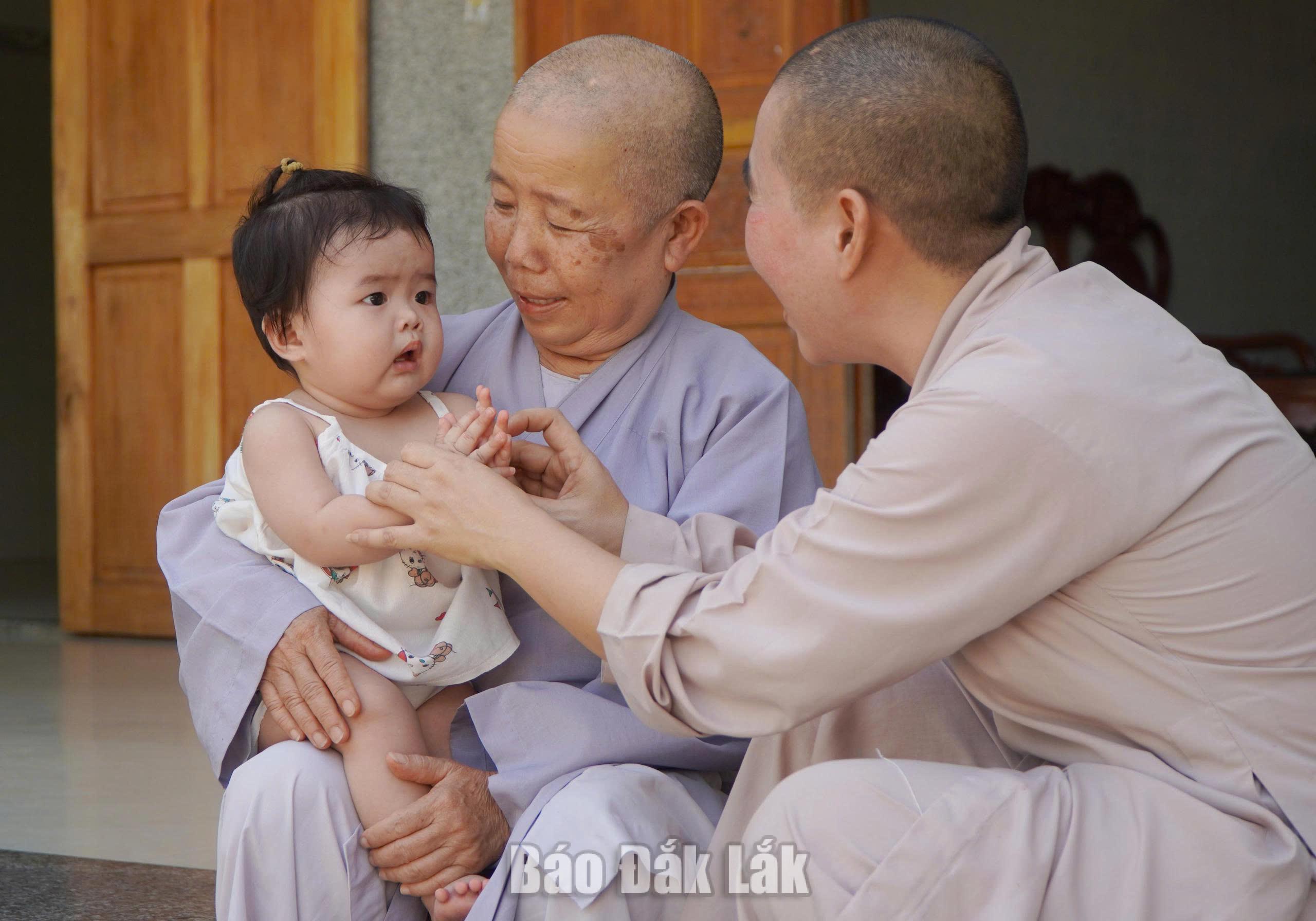 Trung tâm nuôi dưỡng trẻ mồ côi – Mái ấm chùa Hải Sơn (phường Sông Cầu) hiện đang nuôi dưỡng  cháu bé mồ côi nhỏ nhất mới chỉ 8 tháng tuổi.