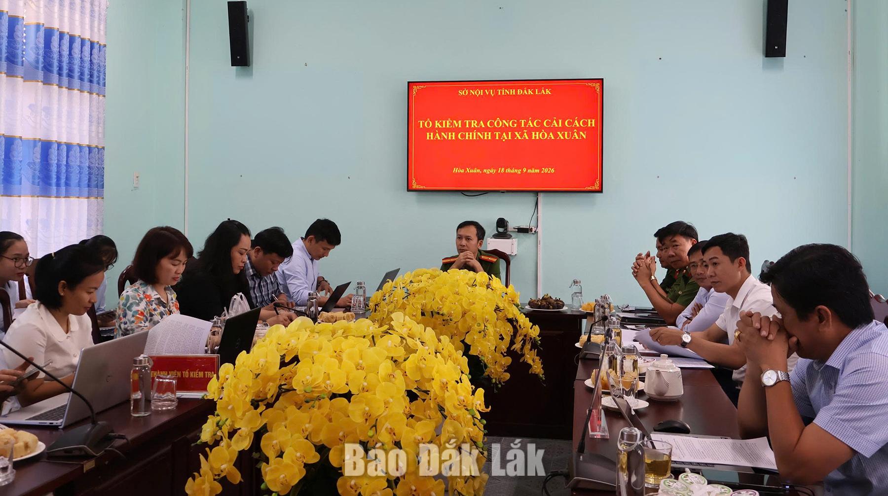 Quang cảnh buổi làm việc của tổ kiểm tra với lãnh đạo xã Hòa Xuân.