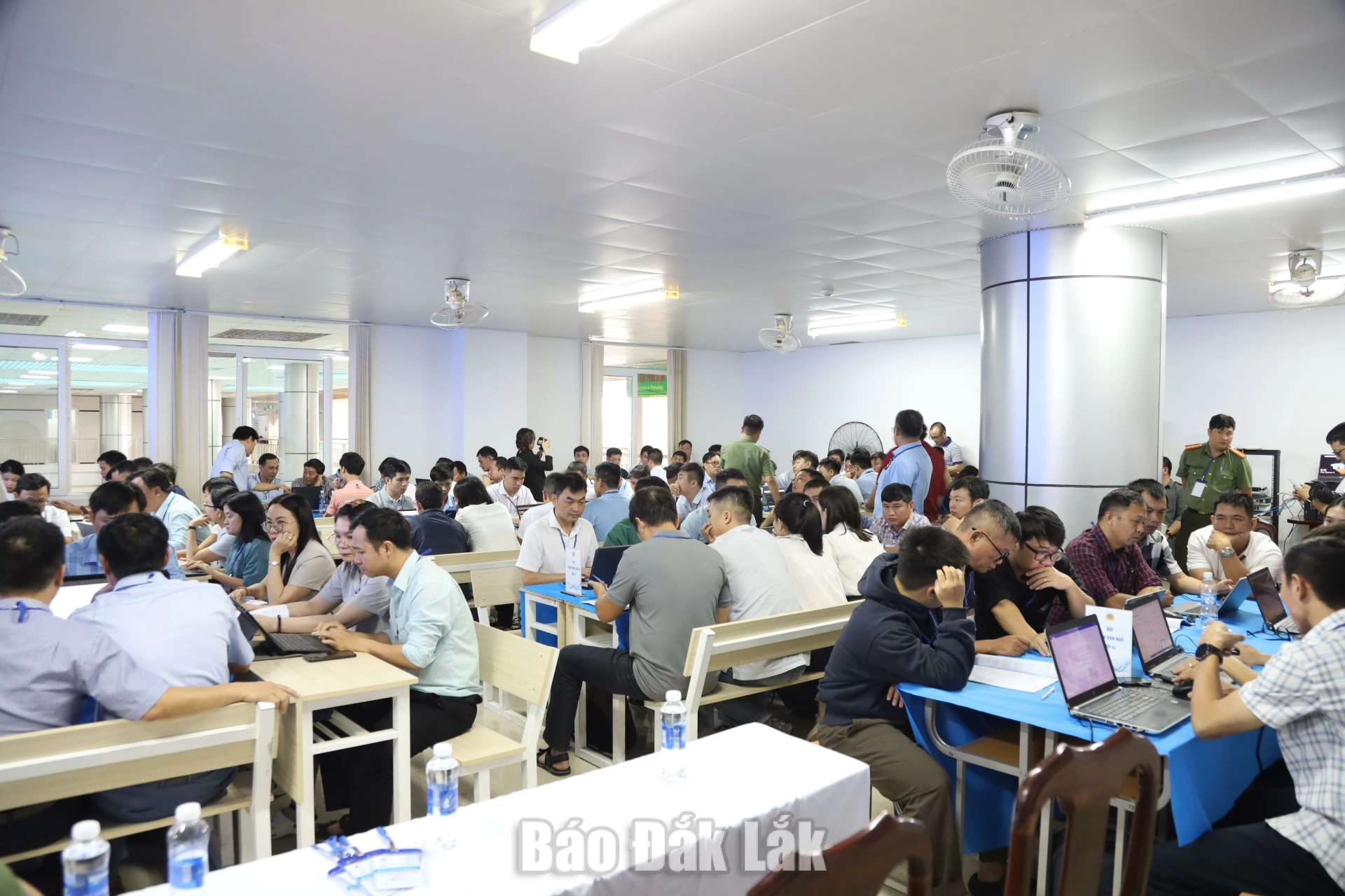 Các đội bước vào phần thi thực chiến trên không gian mạng.