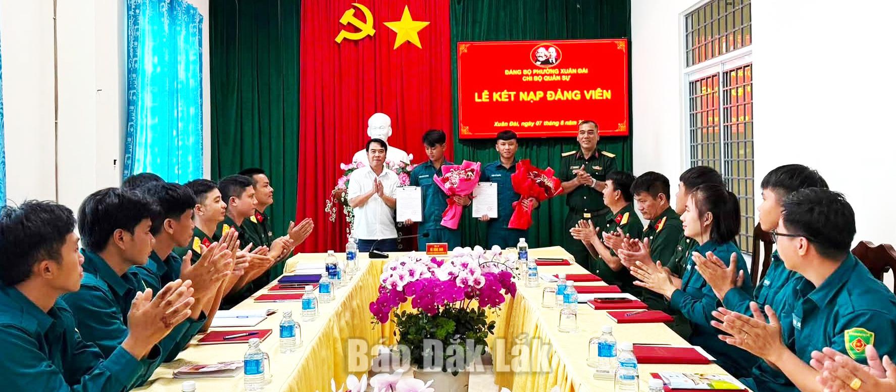 Chi bộ Quân sự phường Xuân Đài tổ chức kết nạp đảng viên mới. Ảnh: Kim Tam