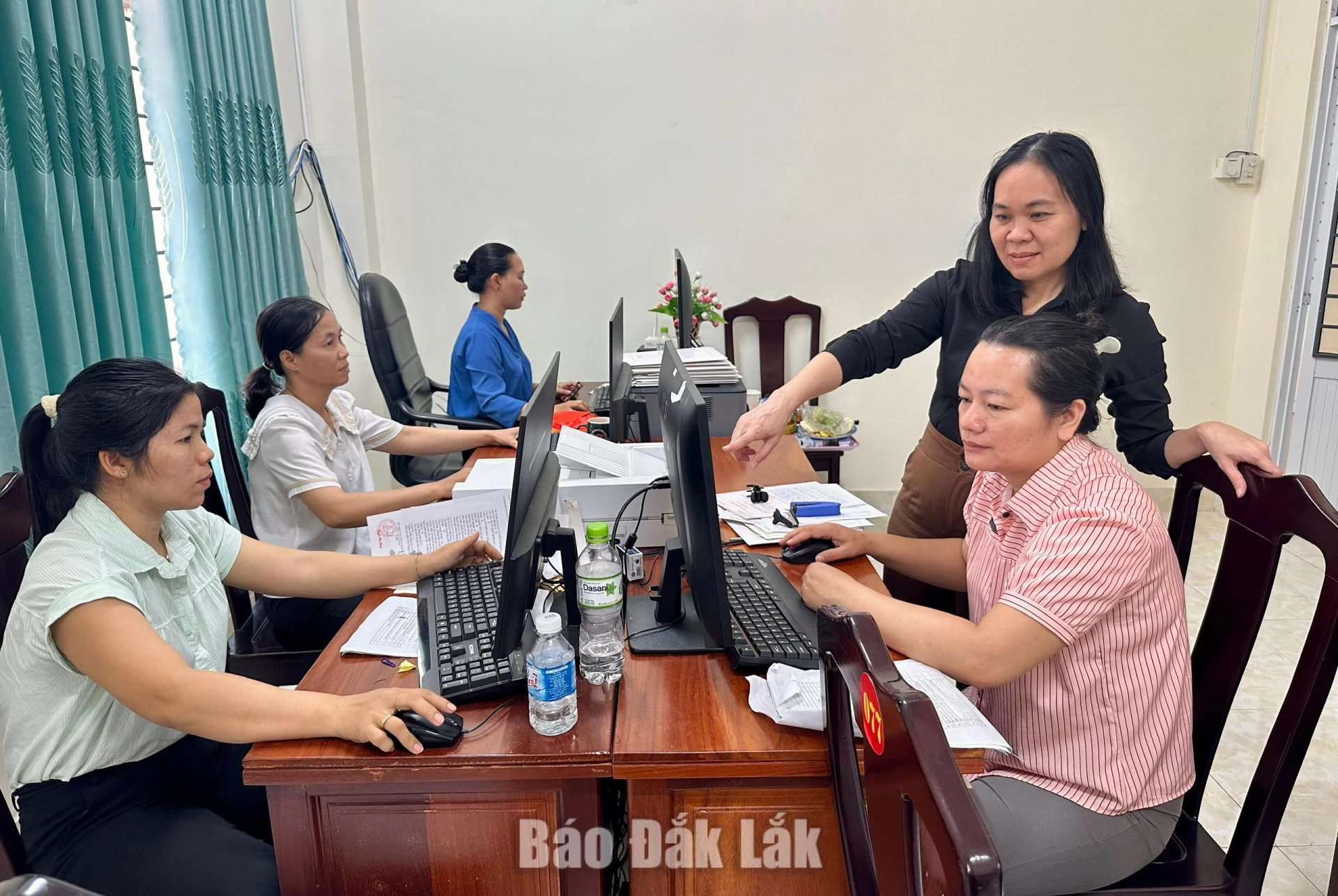 Phó Bí thư Thường trực Đảng ủy phường Trần Thị Hồng Lĩnh kiểm tra cập nhật hồ sơ đảng viên trên địa bàn phường. Ảnh: Kim Tam