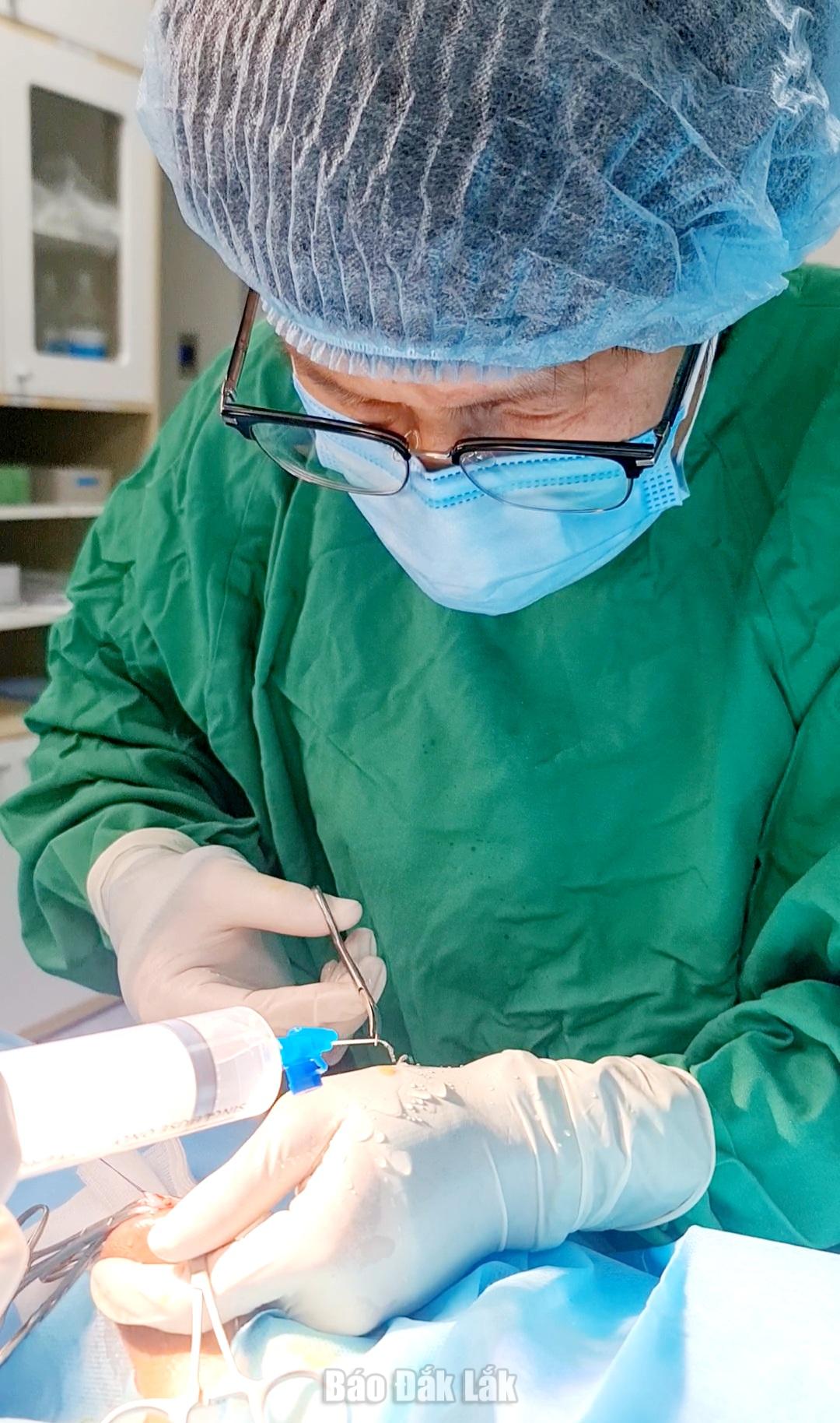 Rửa mô tinh hoàn trước khi đưa vào labo để tìm tinh trùng. 