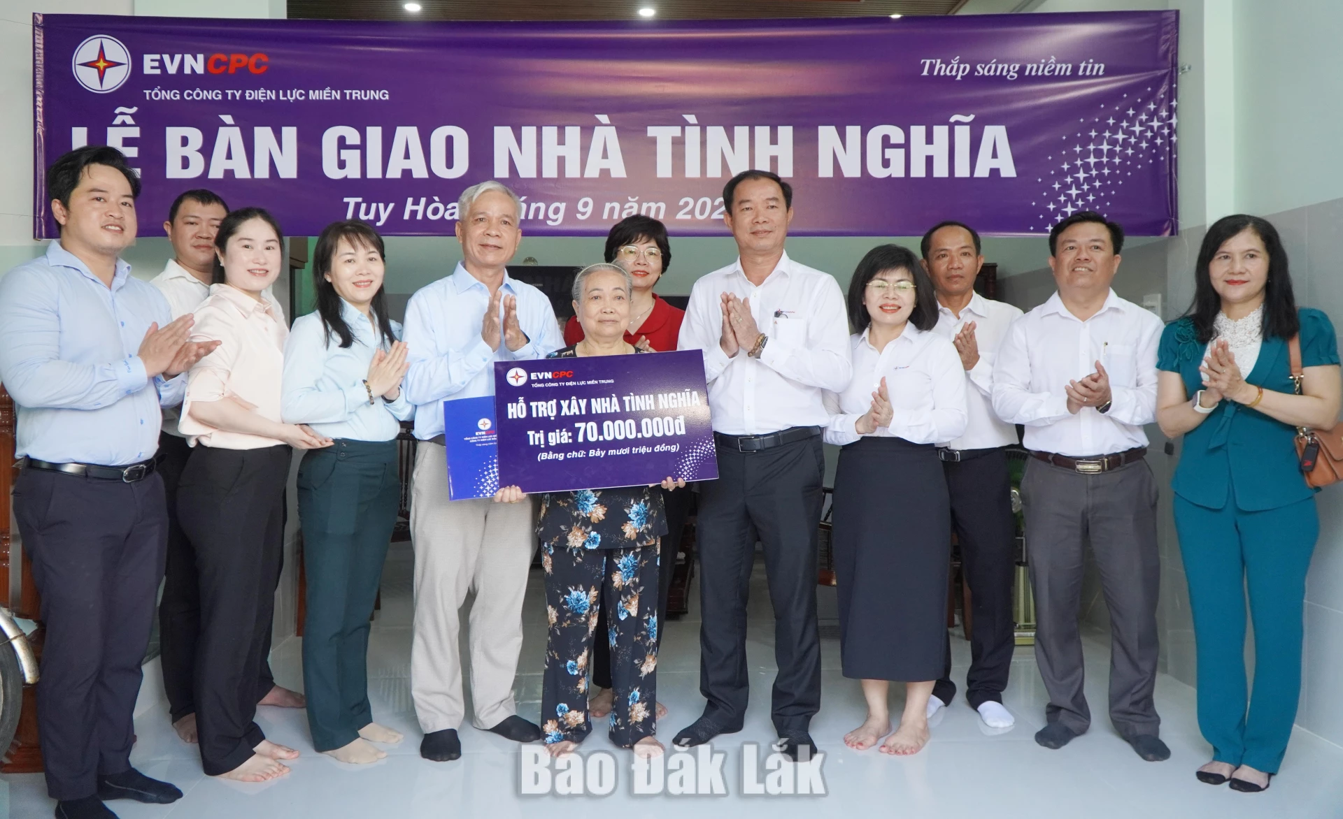 Lãnh đạo Công ty Điện lực Đắk Lắk và phường Tuy Hòa trao tặng hỗ trợ cho bà Phạm Thị Tiên Đồng