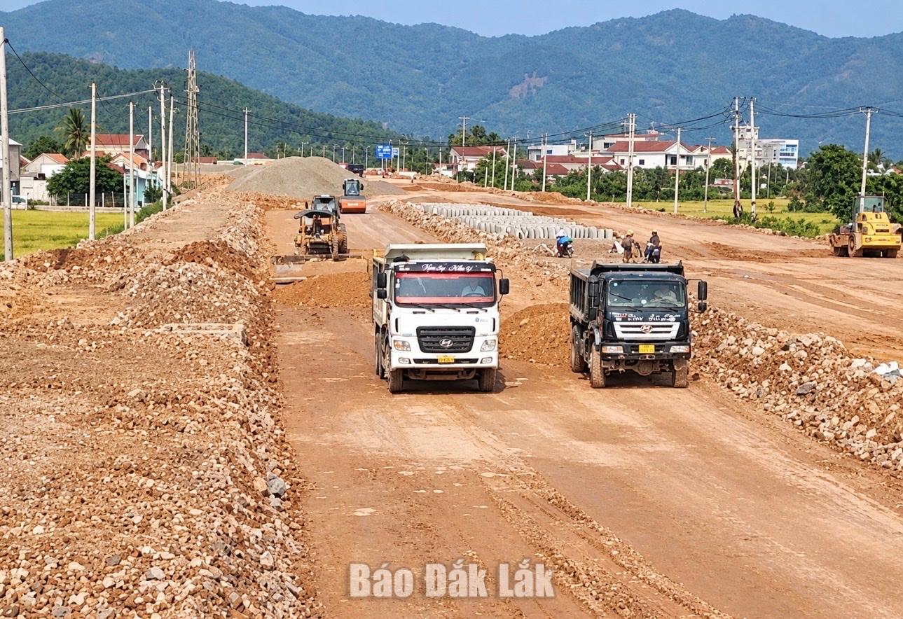 Nhà thầu tăng tốc thi công tuyến đường từ Cảng Bãi Gốc kết nối Quốc lộ 1 đi Khu kinh tế Vân Phong.