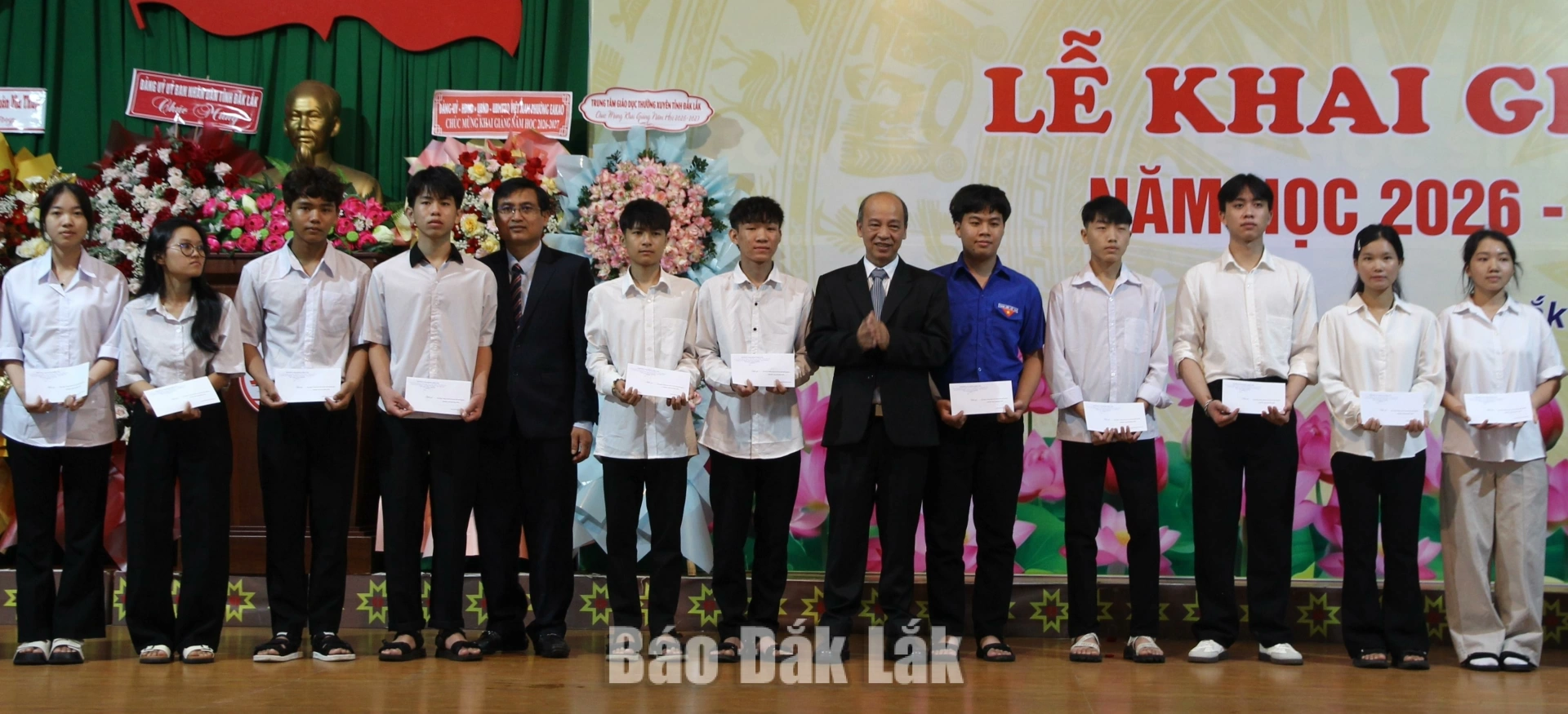 Hiệu trưởng Trường Cao đẳng Đắk Lắk Đặng Văn Lái trao học bổng tặng các học sinh, sinh viên.