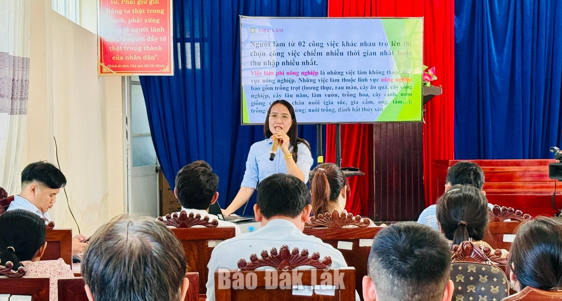 hướng dẫn quy trình, phương pháp thu thập thông tin, cách sử dụng phiếu và xác định các tiêu chí phân loại hộ nghèo, hộ cận nghèo theo quy định.