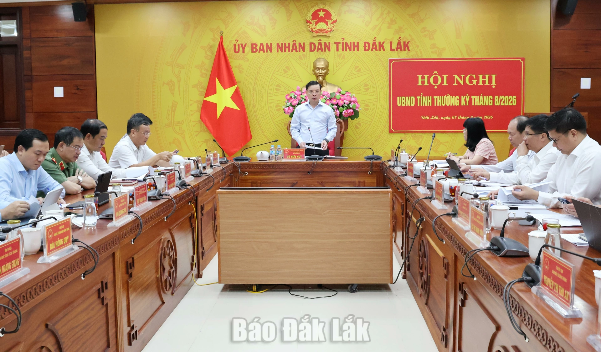 Chủ tịch UBND tỉnh Đắk Lắk Đỗ Hữu Huy và các đại biểu dự hội nghị.