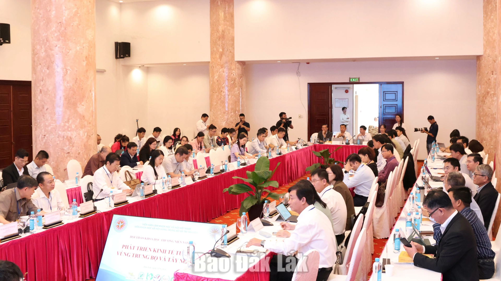 Đông đảo chuyên gia, nhà khoa học, doanh nhân dự hội thảo.