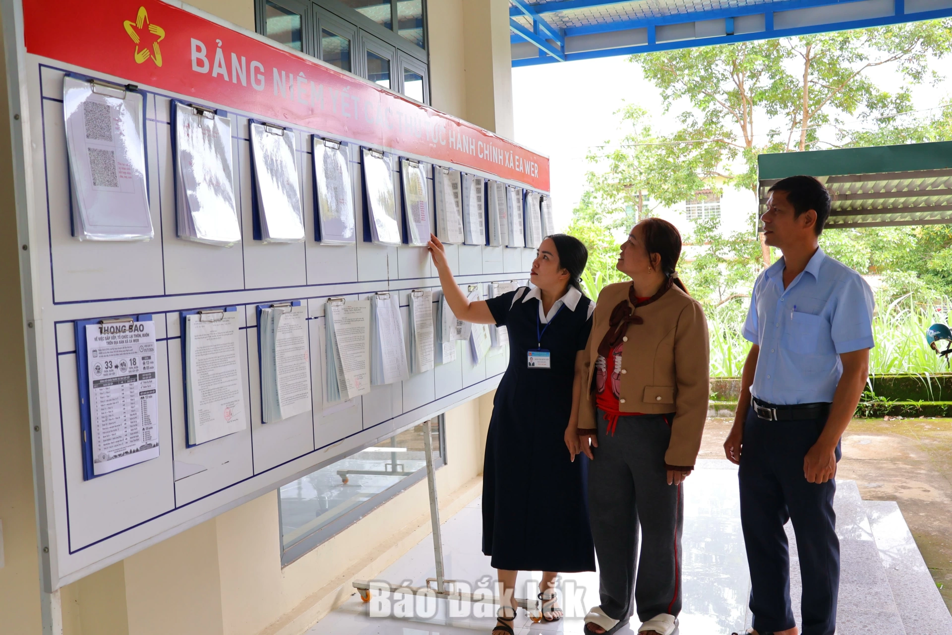 Người dân tra cứu thông tin, quét mã QR tại