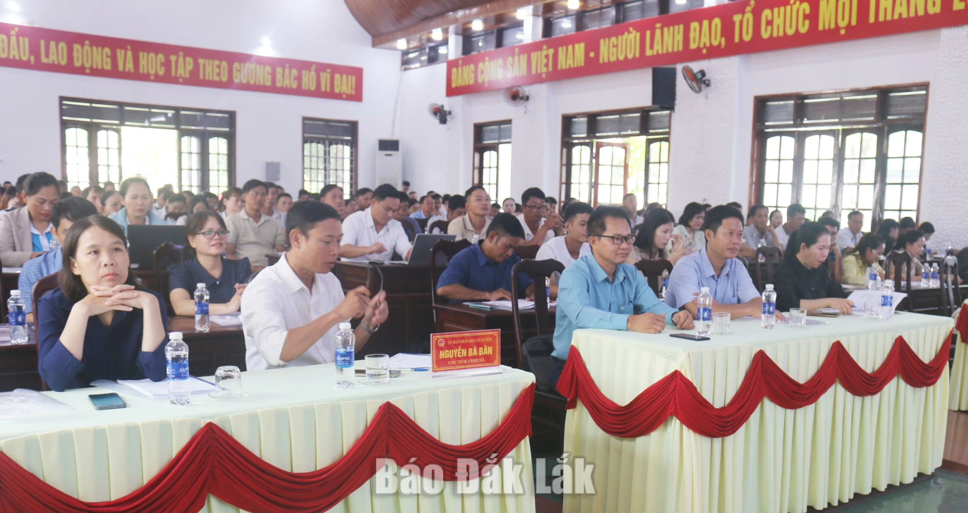 Các đại biểu và học viên dự tập huấn.