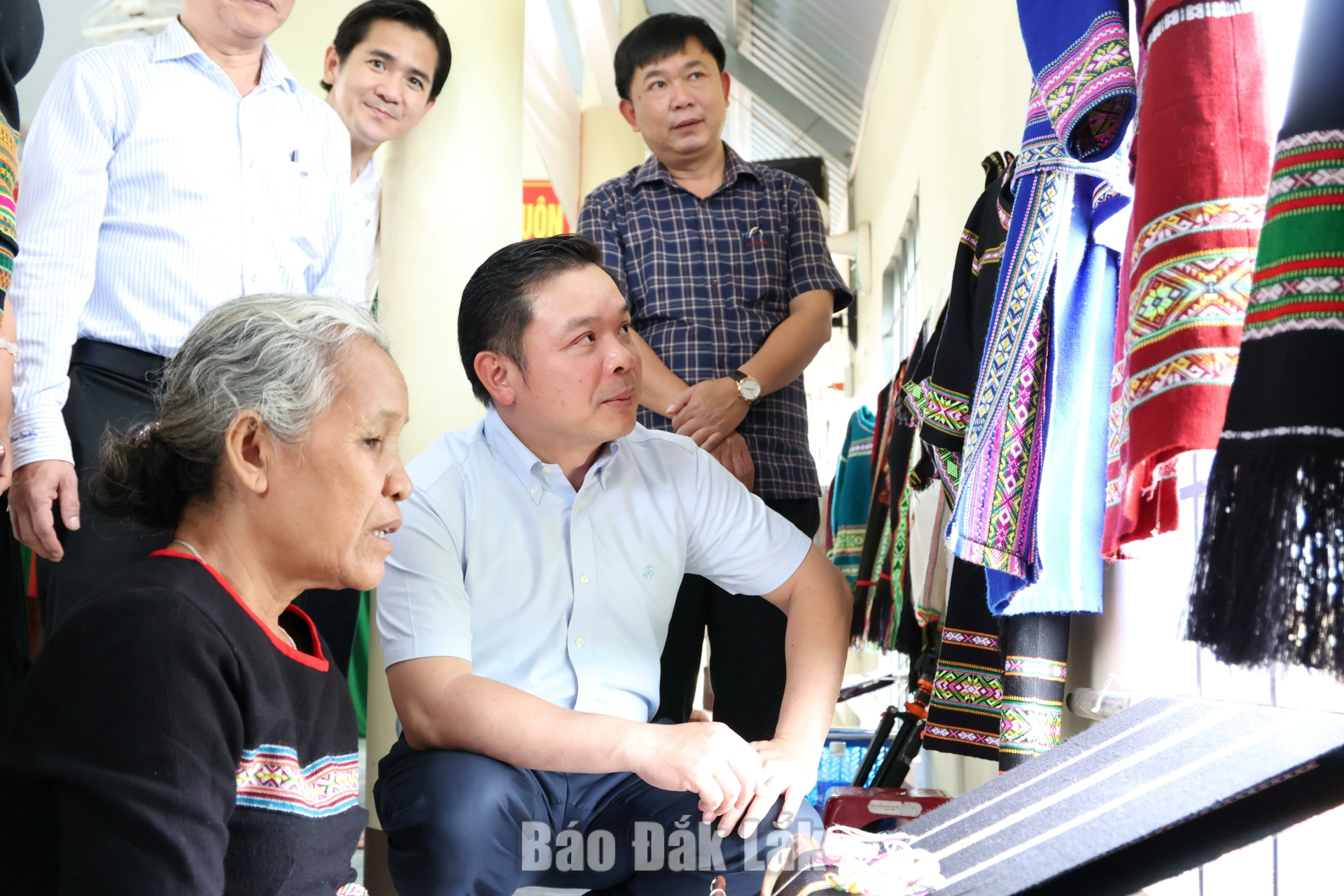 Chủ tịch UBND tỉnh Đắk Lắk nghề dệt.