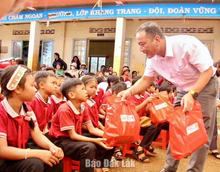 Phó Bí thư Tỉnh ủy Y Giang Gry Niê Knơng tặng quà Trung thu cho học sinh tại xã Krông Búk và Ea Hiao