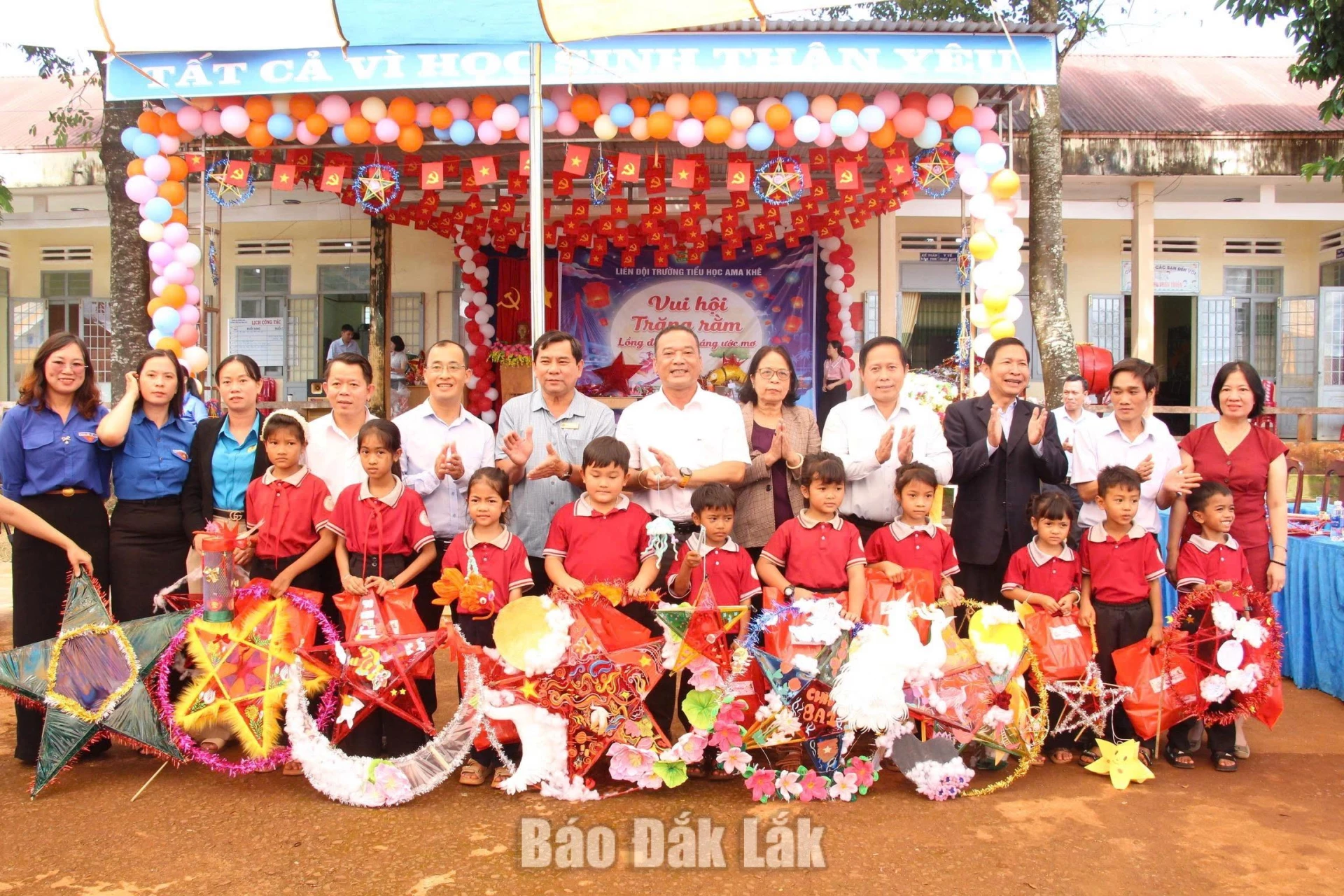 Đại diện các đơn vị tặng quà và lồng đèn cho học sinh