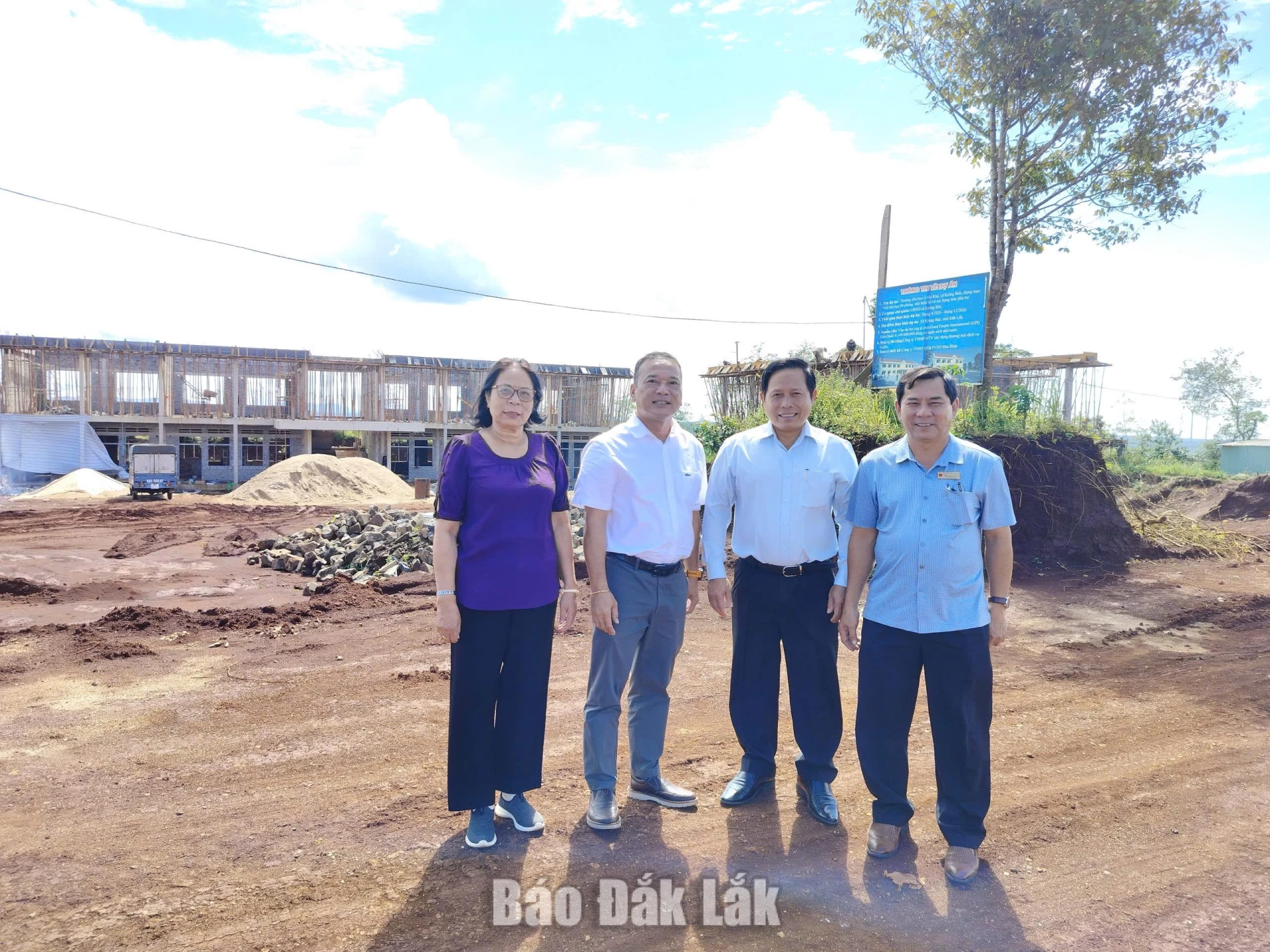 Phó Bí thư Tỉnh ủy Y Giang Gry Niê Knơng khảo sát tiến độ xây dựng Điểm trường mới Ama Khê.