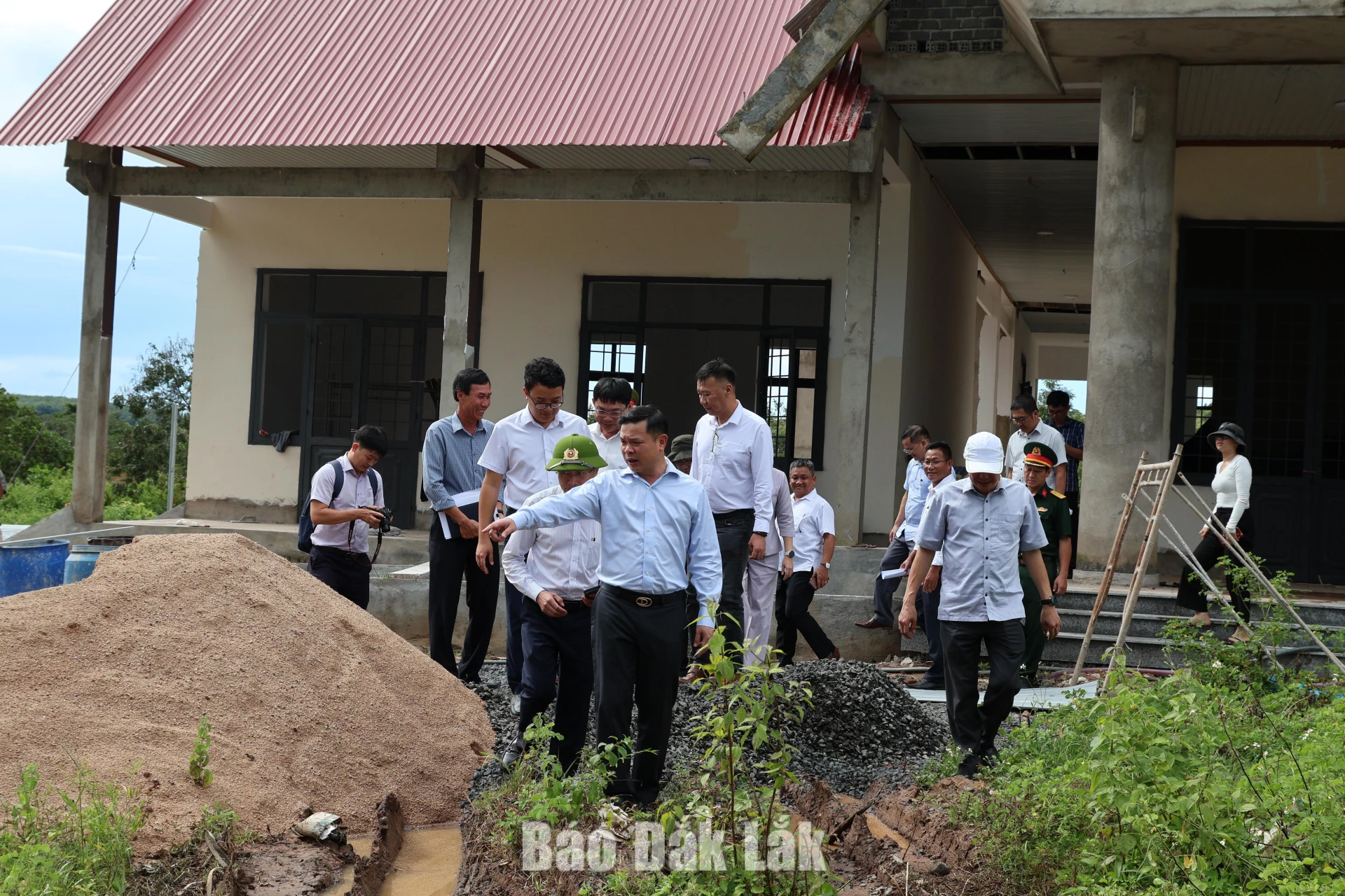 thị sát nhà văn hóa.