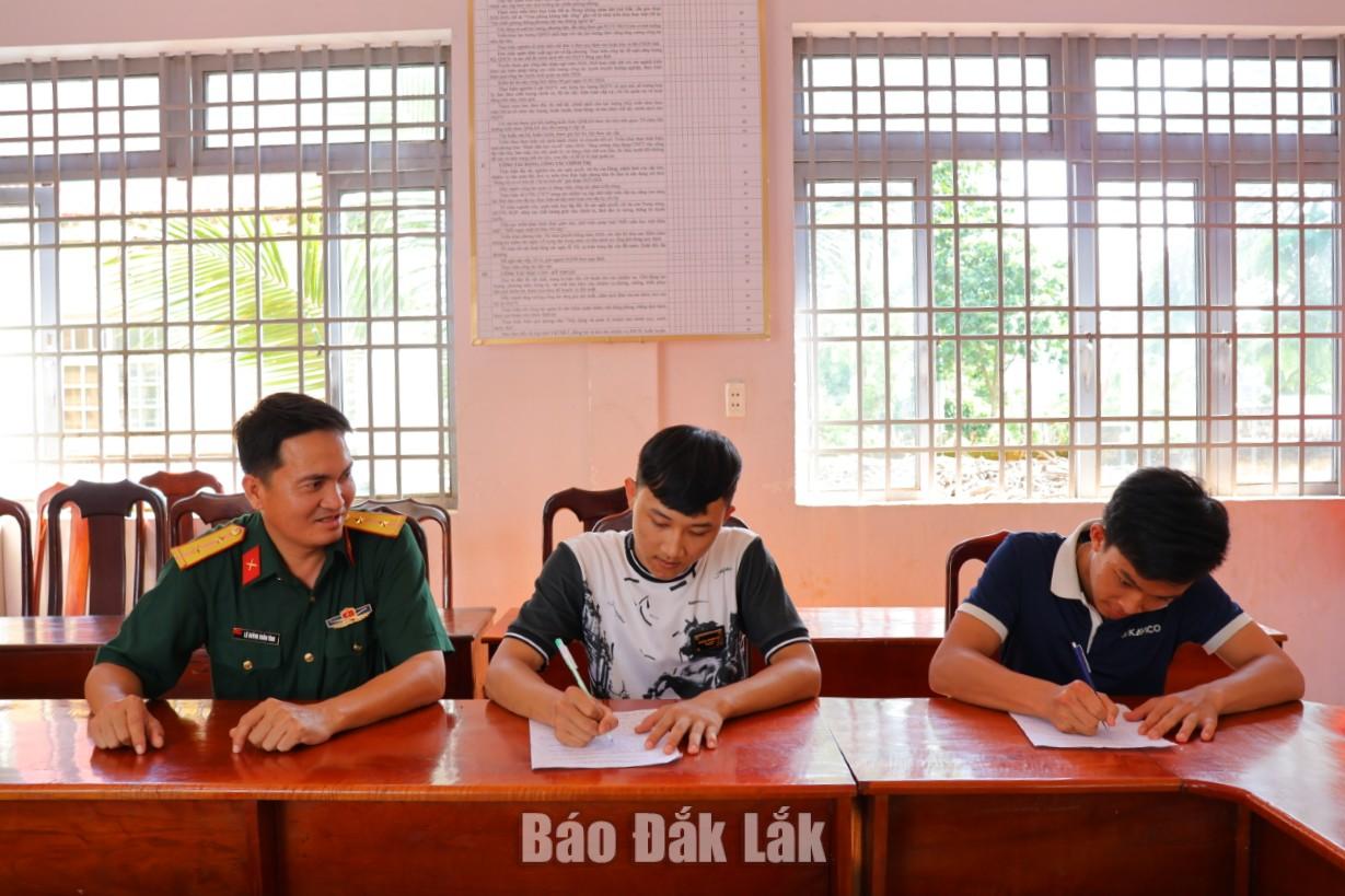 Dù mùa tuyển quân năm 2027 mới bắt đầu, nhưng đến nay đã có nhiều thanh niên trên địa bàn xã Ea Nuôl viết đơn tình nguyện nhập ngũ.