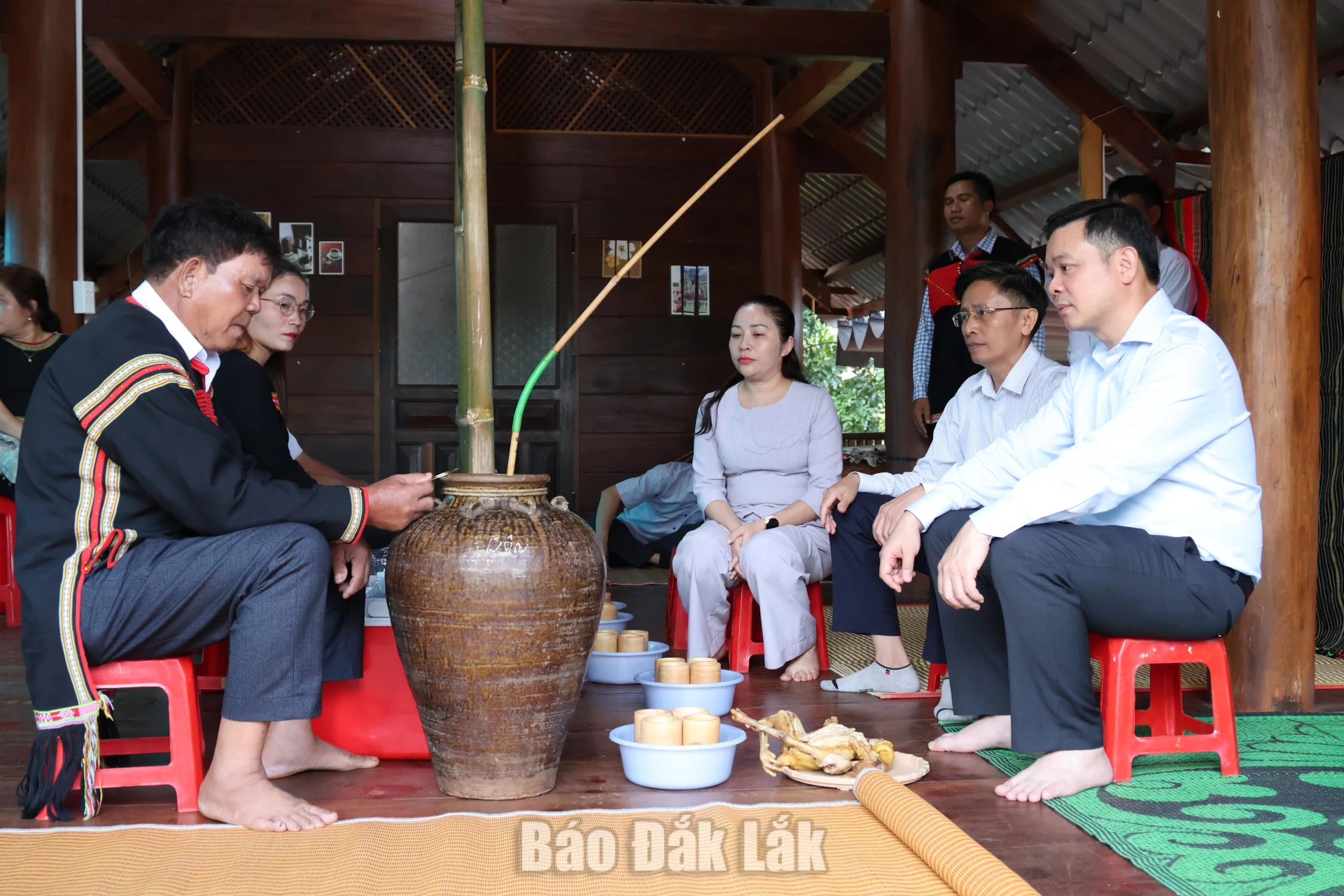 Đồng bào Êđê vùng căn cứ cách mạng Cư Pơng đón đoàn công tác của tỉnh Đắk Lắk theo văn hóa truyền thống.