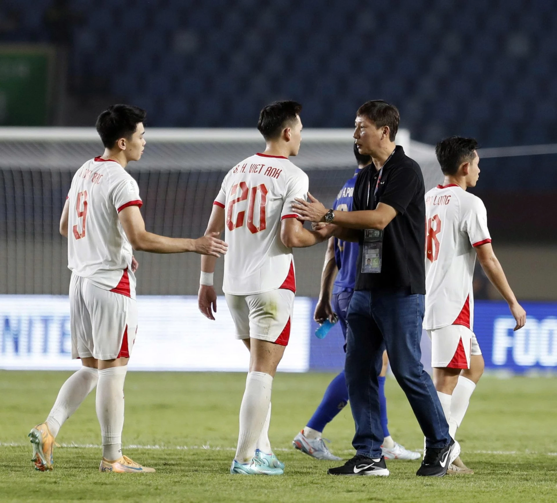 Huấn luyện viên Kim Sang-sik an ủi các học trò sau trận thua Thái Lan 0-2. Ảnh: VFF
