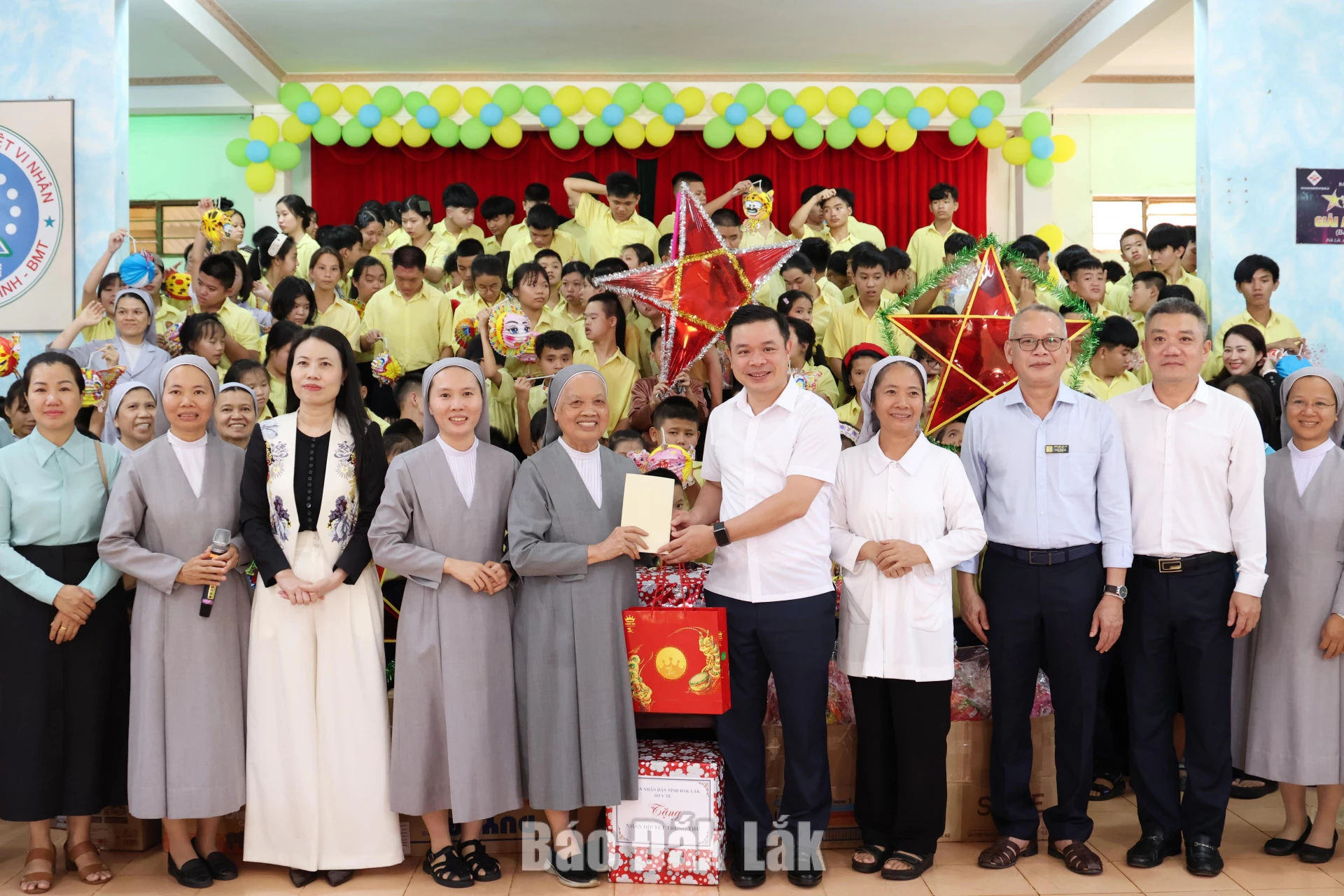 Lãnh đạo tỉnh Đắk Lắk và đoàn công tác tặng quà và chụp hình với các sơ, giáo viên Trung tâm Chăm sóc trẻ khuyết tật Vi Nhân.