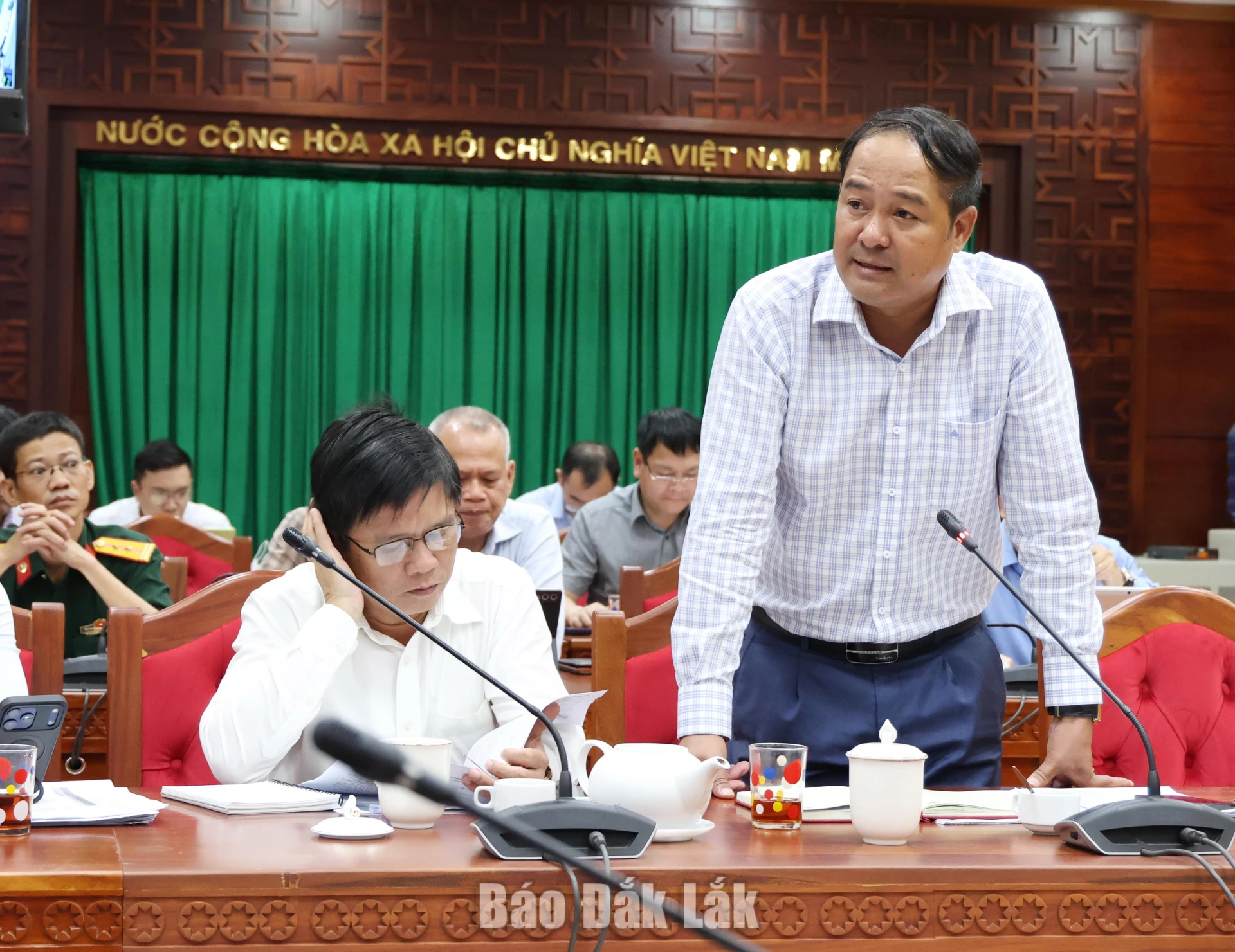 Phó Chủ tịch UBND tỉnh Y Nhuân Byẵ phát biểu về các dự án lĩnh vực văn hóa, xã hội.