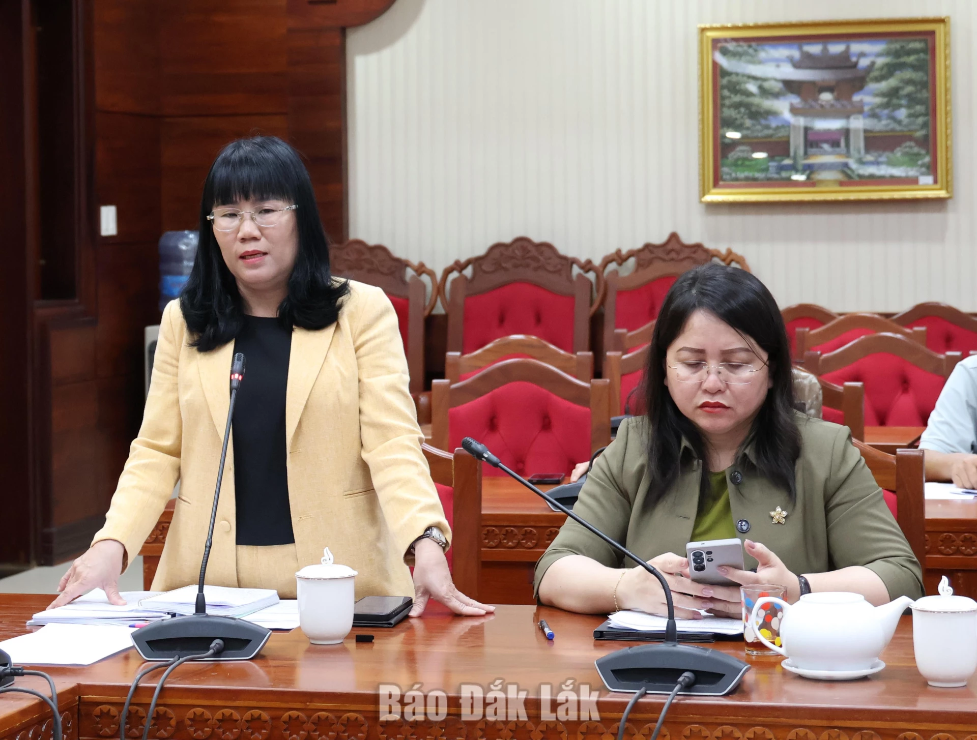 Ủy viên Ban Thường vụ Tỉnh ủy, Phó Chủ tịch Thường trực UBND tỉnh Hồ Thị Nguyên Thảo phát biểu tại cuộc họp.