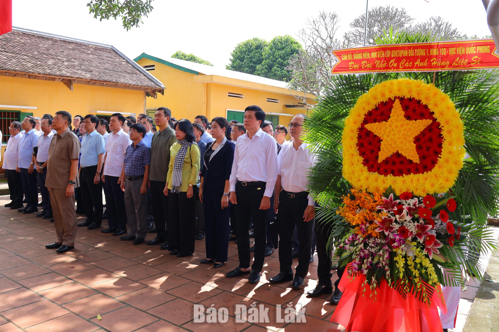 Thượng tướng Trần Việt Khoa, Ủy viên Trung ương Đảng, Giám đốc Học viện Quốc phòng cùng đoàn công tác dâng hoa tưởng niệm 