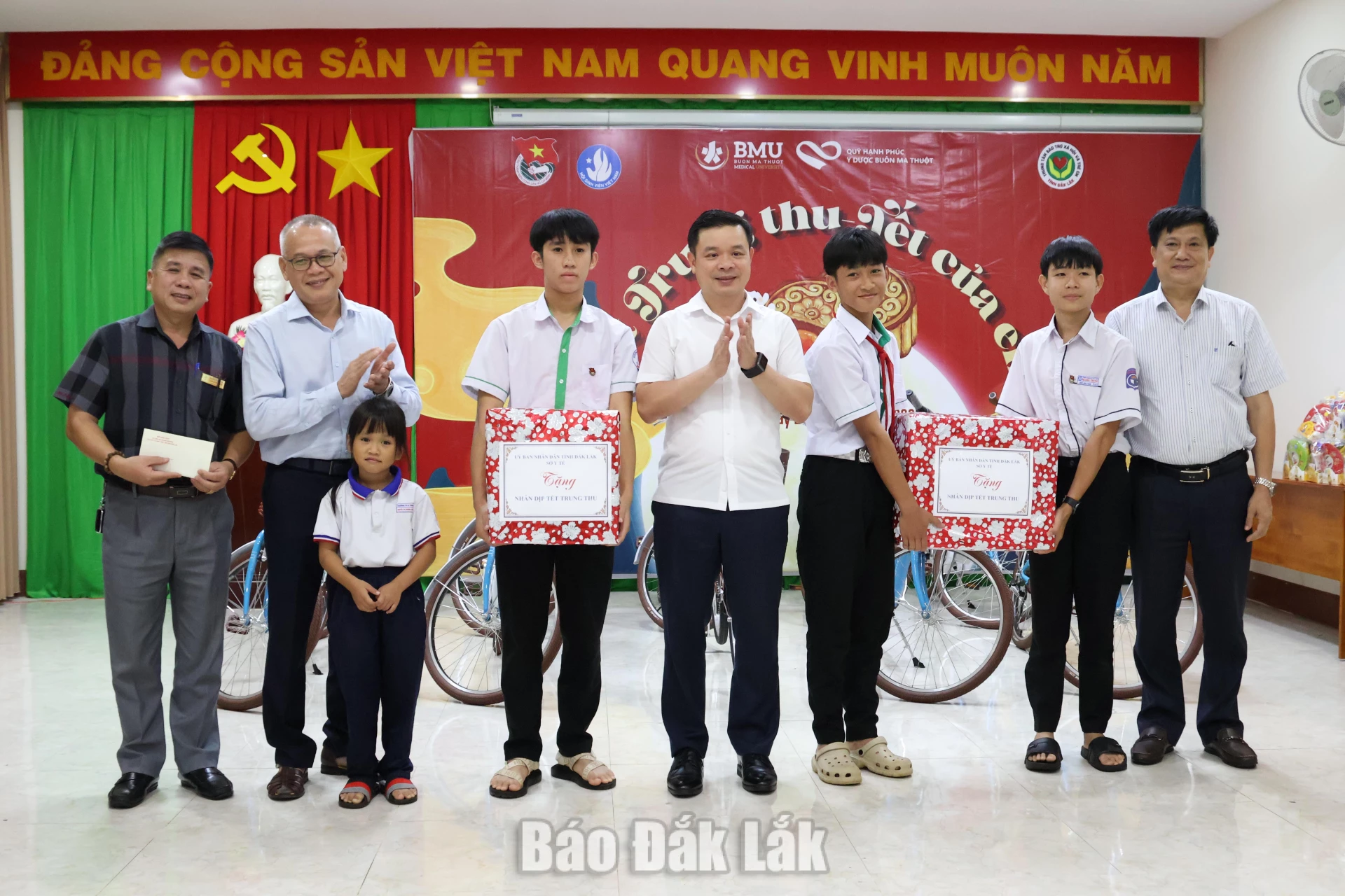 Những món quà ý nghĩa đến với các em nhỏ thiệt thòi nhân dịp Trung thu.