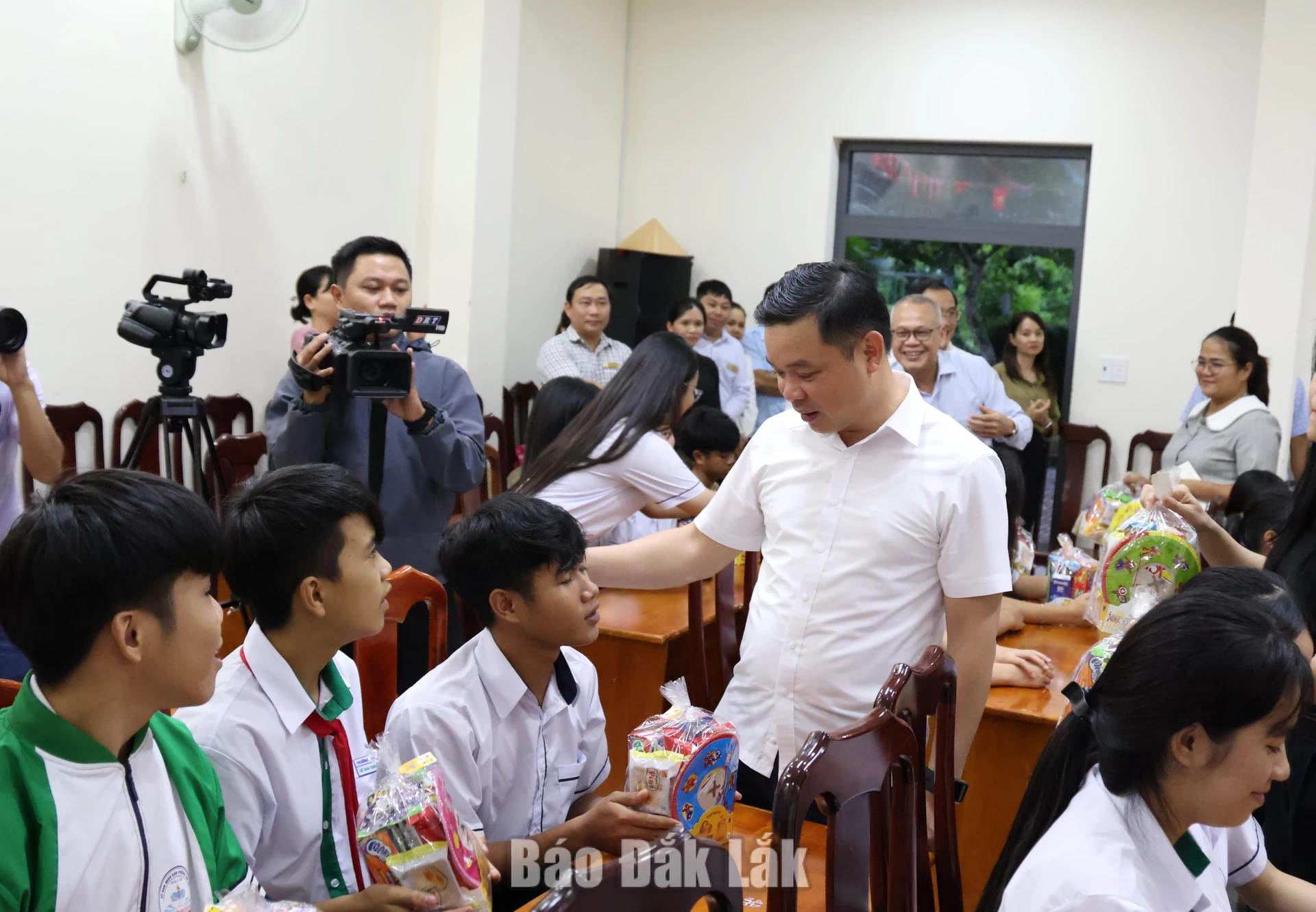 Lãnh đạo tỉnh Đắk Lắk tặng quà và động viên các cháu nhỏ.