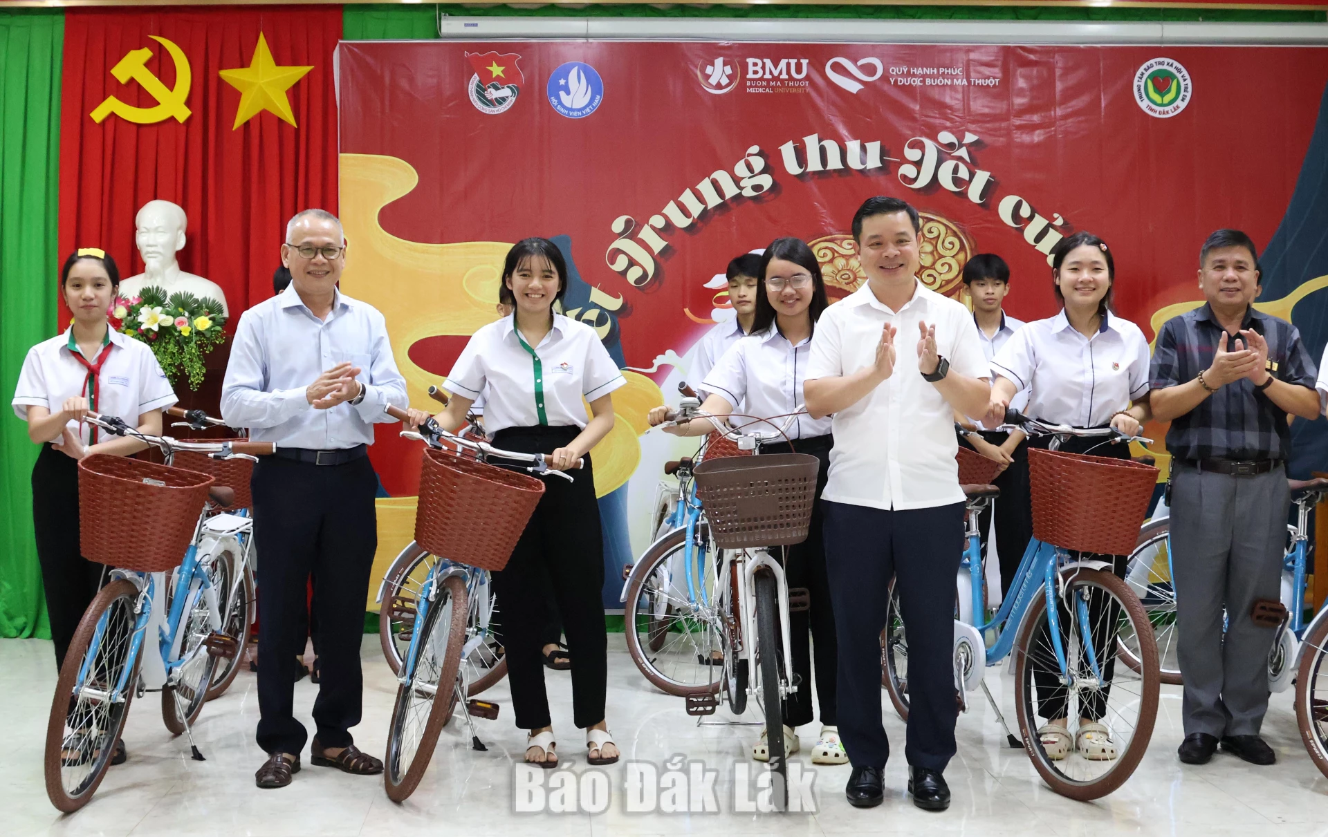 Chủ tịch UBND tỉnh Đắk Lắk Đỗ Hữu Huy tặng xe đạp cho các học sinh tại Trung tâm Bảo trợ xã hội và Trẻ em tỉnh Đắk Lắk.
