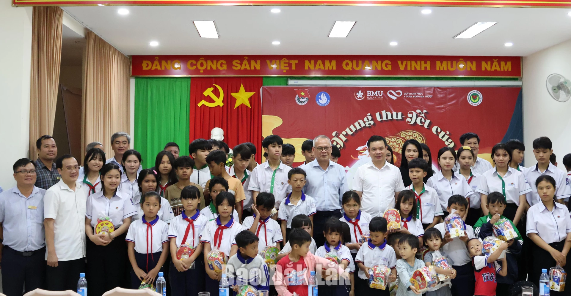 Chủ tịch UBND tỉnh và đoàn công tác chụp hình cũng cán bộ, nhân viên Trung tâm Bảo trợ xã hội và Trẻ em tỉnh Đắk Lắk. 