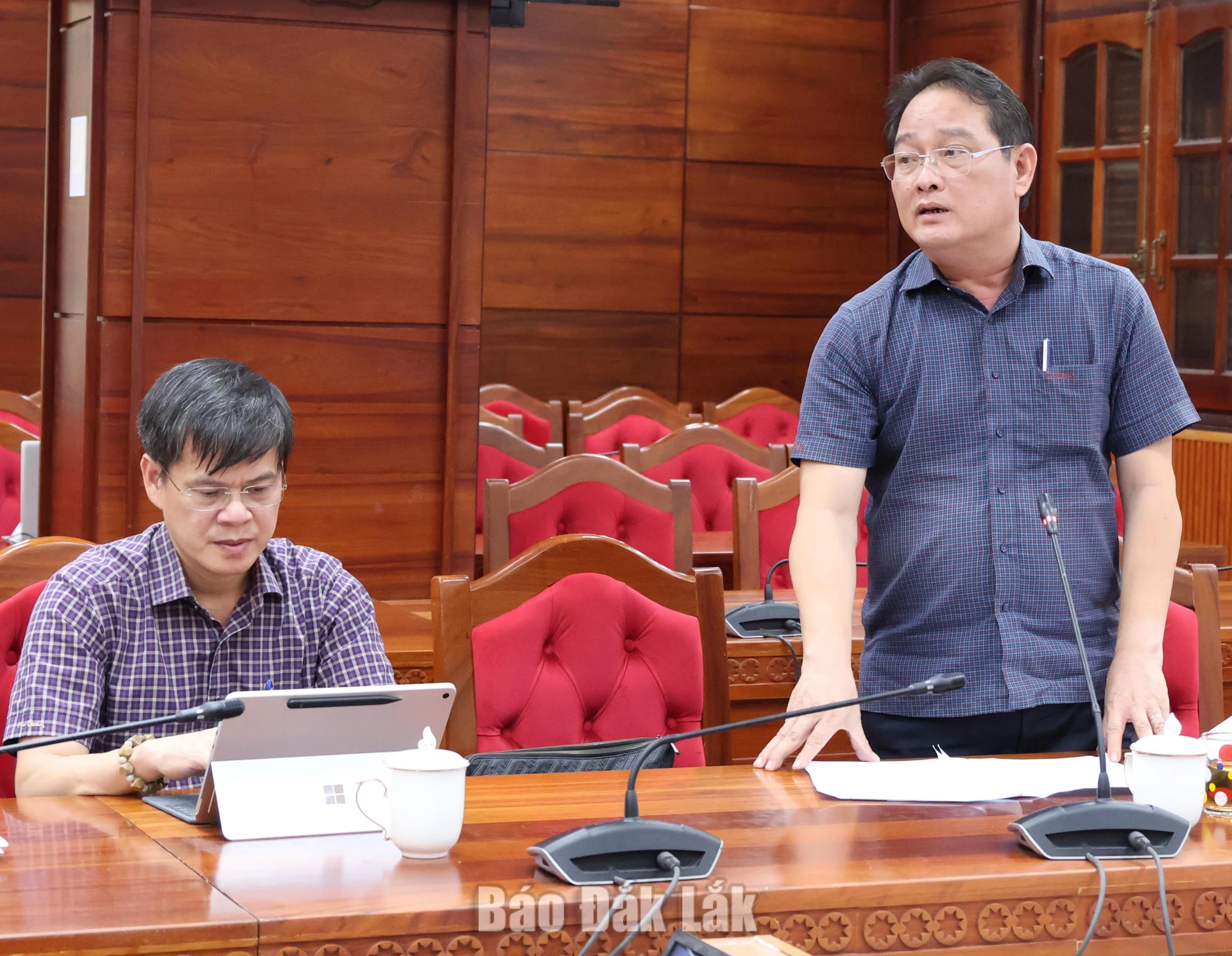 Ông Nguyễn Quốc Đồng, Giám đốc Ban Quản lý dự án đầu tư xây dựng công trình Dân dụng và Công nghiệp tỉnh thông tin về hình giải ngân vốn tại ban.
