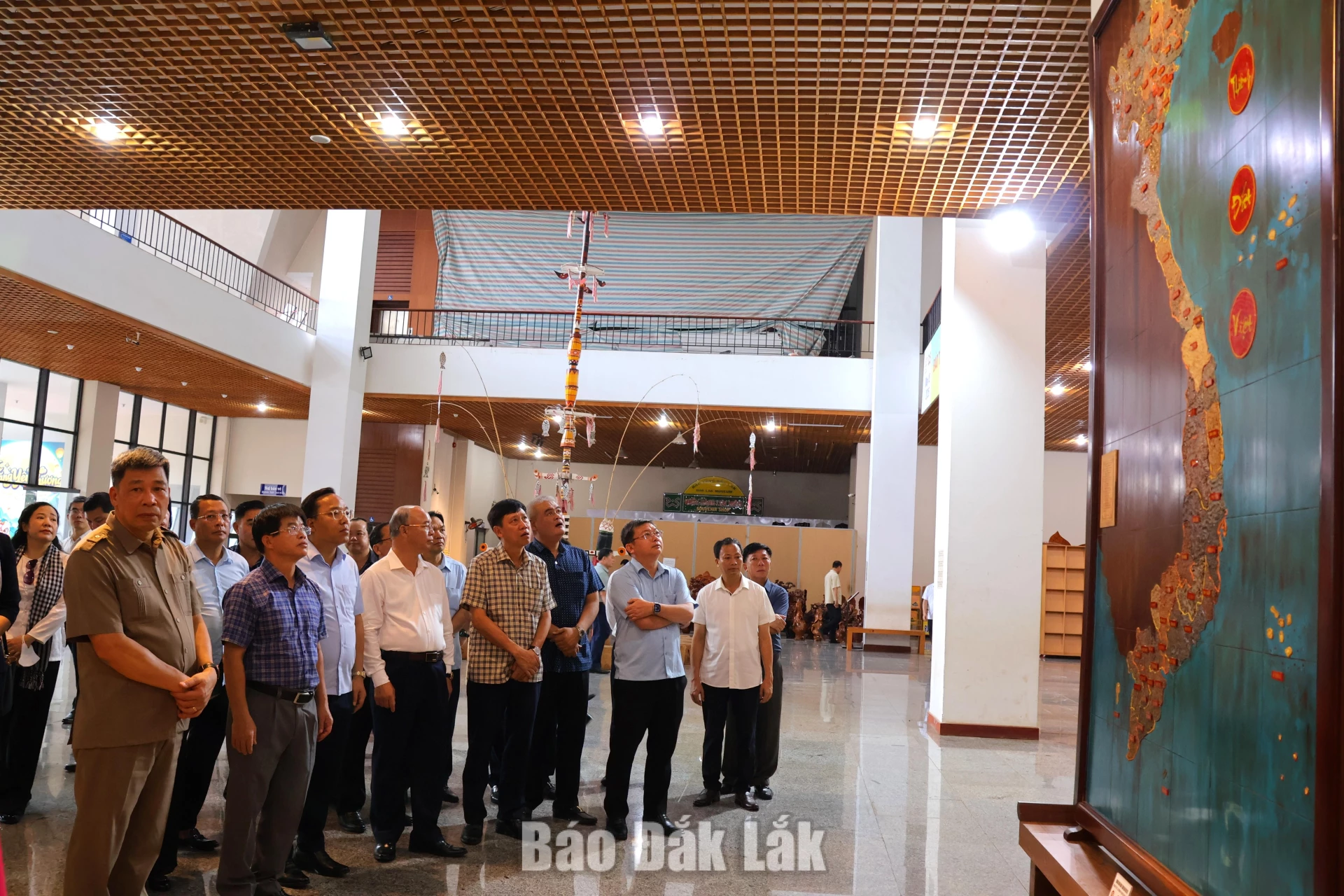 Đoàn công tác tham quan tại Bảo tàng Đắk Lắk.