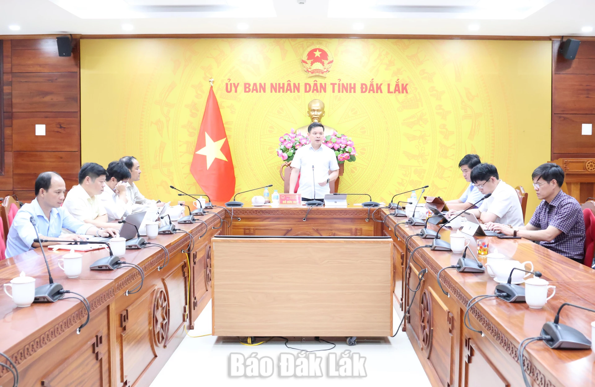 Lãnh đạo tỉnh Đắk Lắk và các đại biểu tham dự cuộc họp.