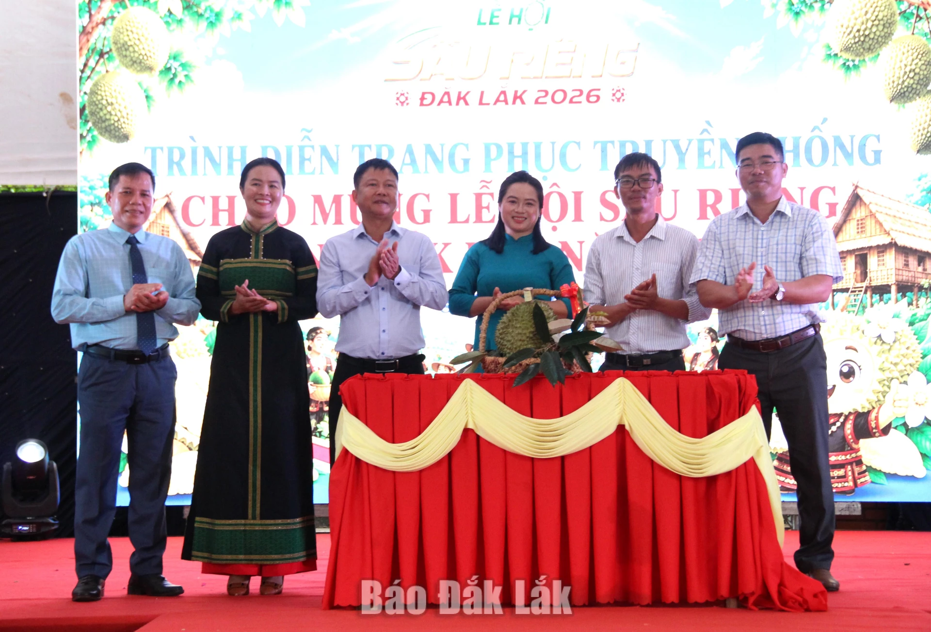 Lãnh đạo xã Cư Mgar cùng đại diện các đơn vị, doanh nghiệp tham gia hoạt động hưởng ứng Lễ hội Sầu riêng Đắk Lắk năm 2026. 